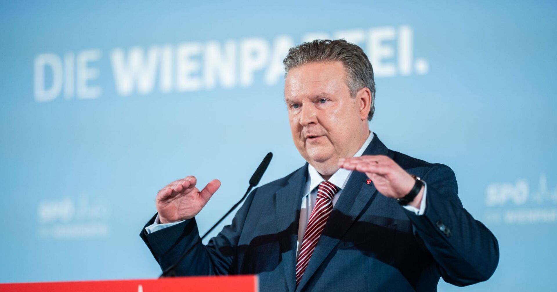 Michael Ludwig, Bürgermeister von Wien, spricht bei einer Pressekonferenz über geplante Reformen und Kürzungen der Mindestsicherung.