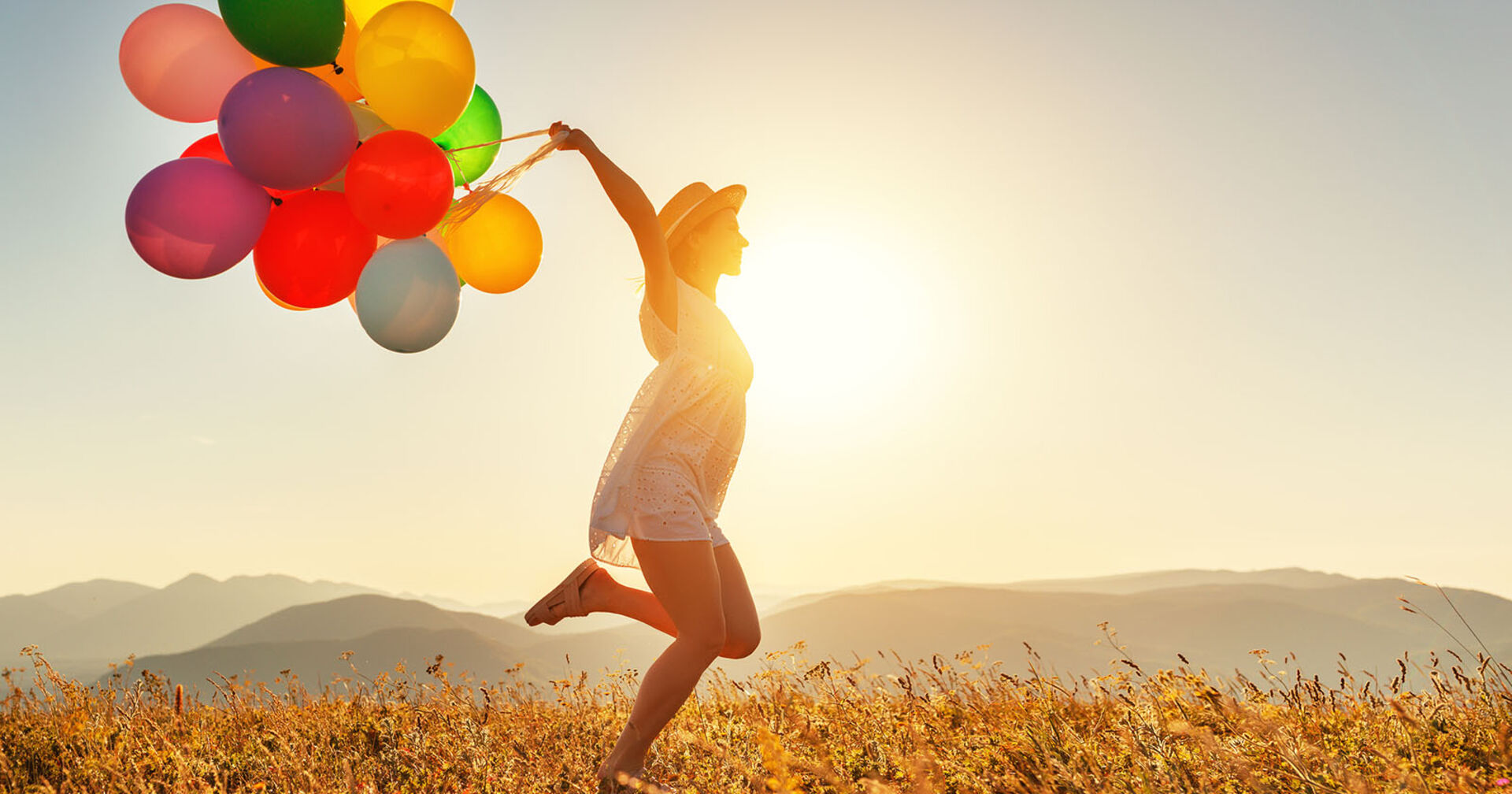 Frau springt mit Luftballons | Credit: iStock.com/evgenyatamanenko