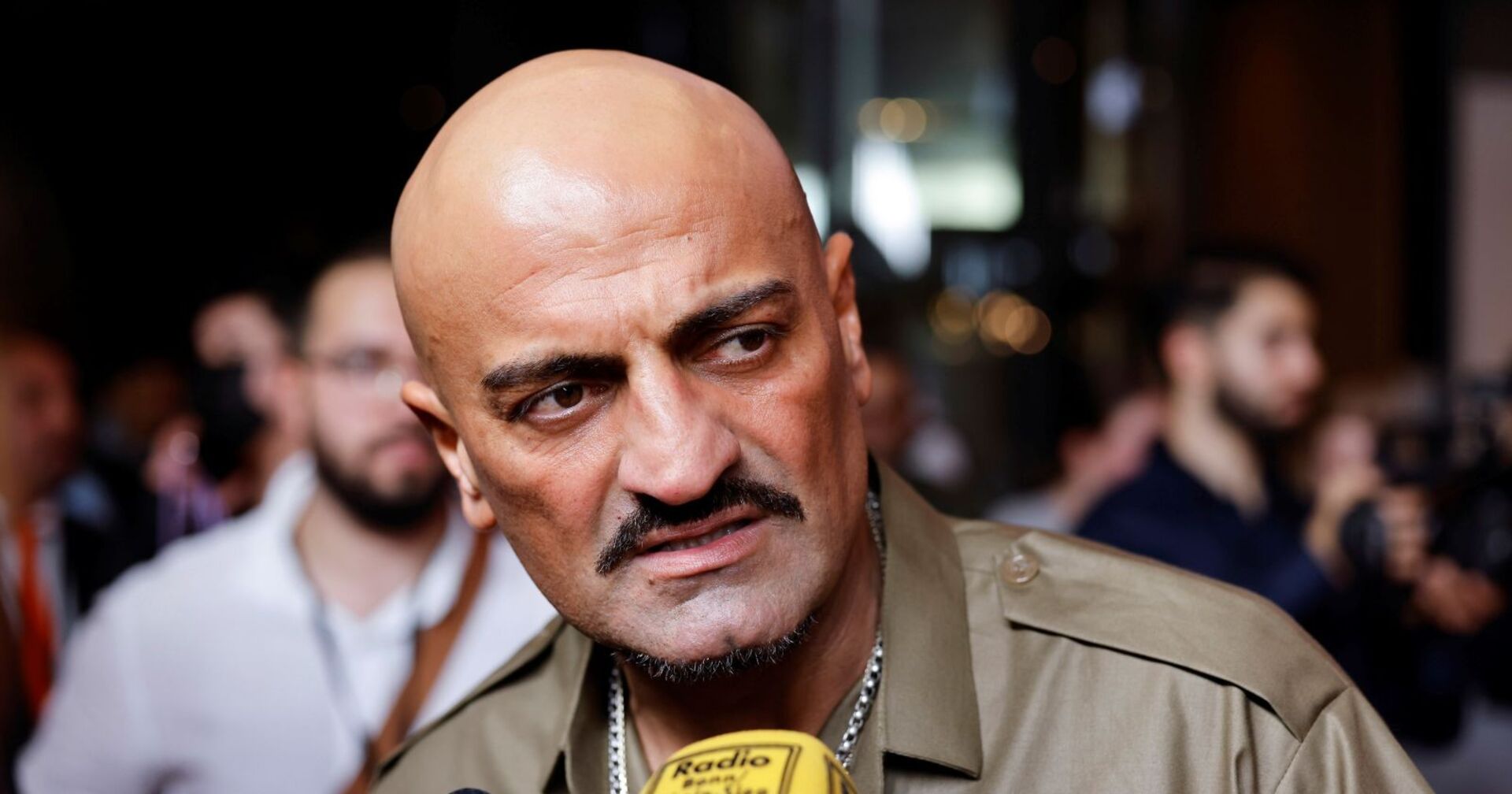 Rapper Xatar mit ernstem Gesichtsausdruck