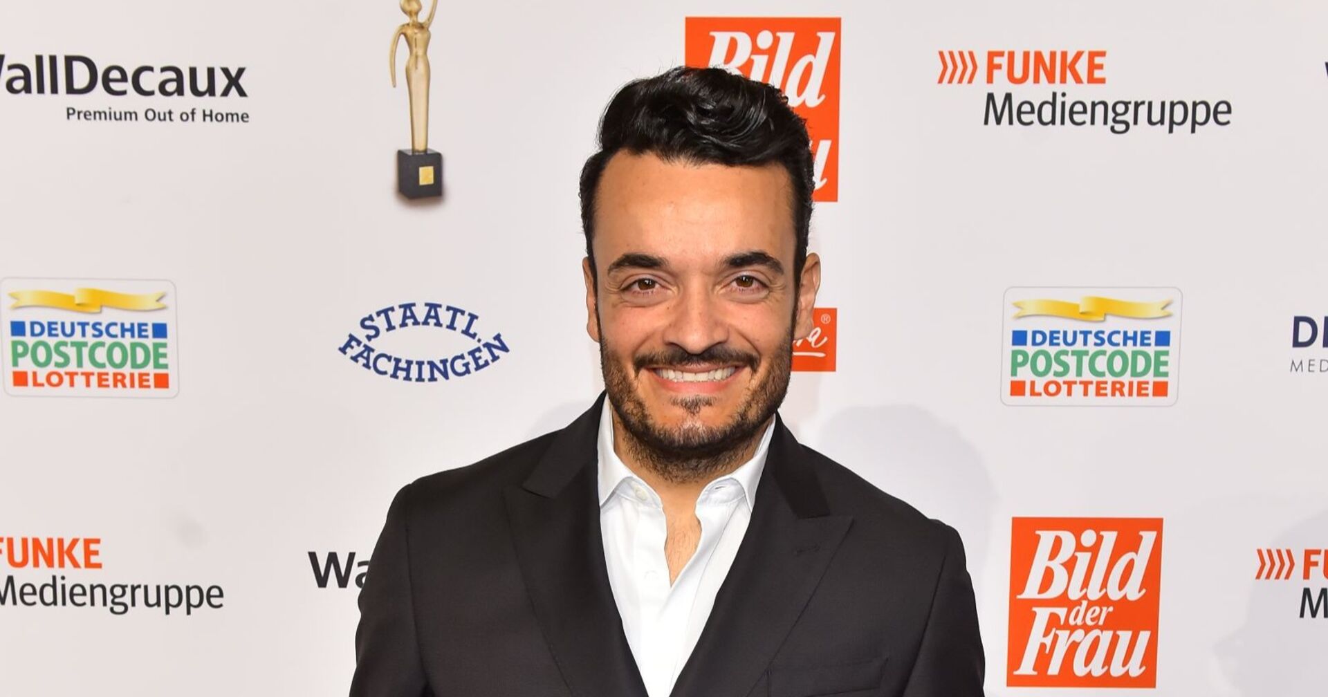 Giovanni Zarrella lächelt im Anzug