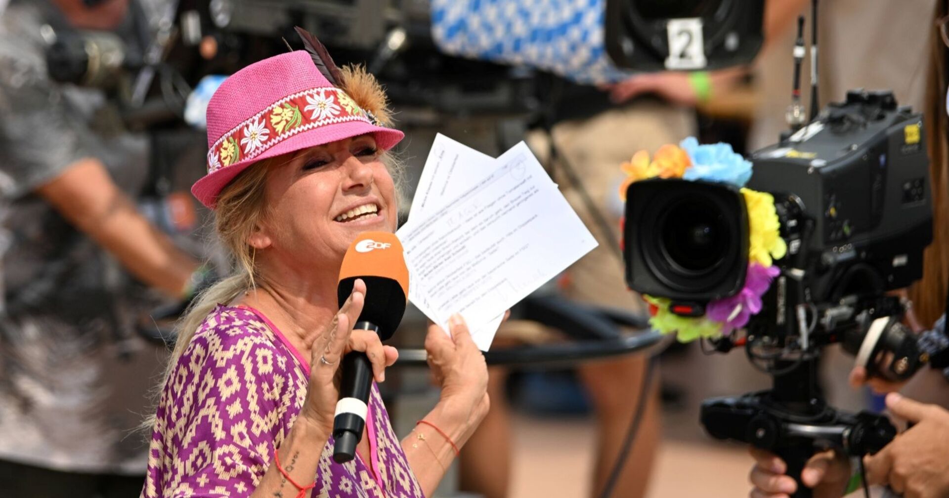 Andrea Kiewel bei der TV Show ZDF Fernsehgarten zum Thema &quot;Mallorca vs. Oktoberfest&quot; in Mainz, Deutschland, 31. Juli 2022