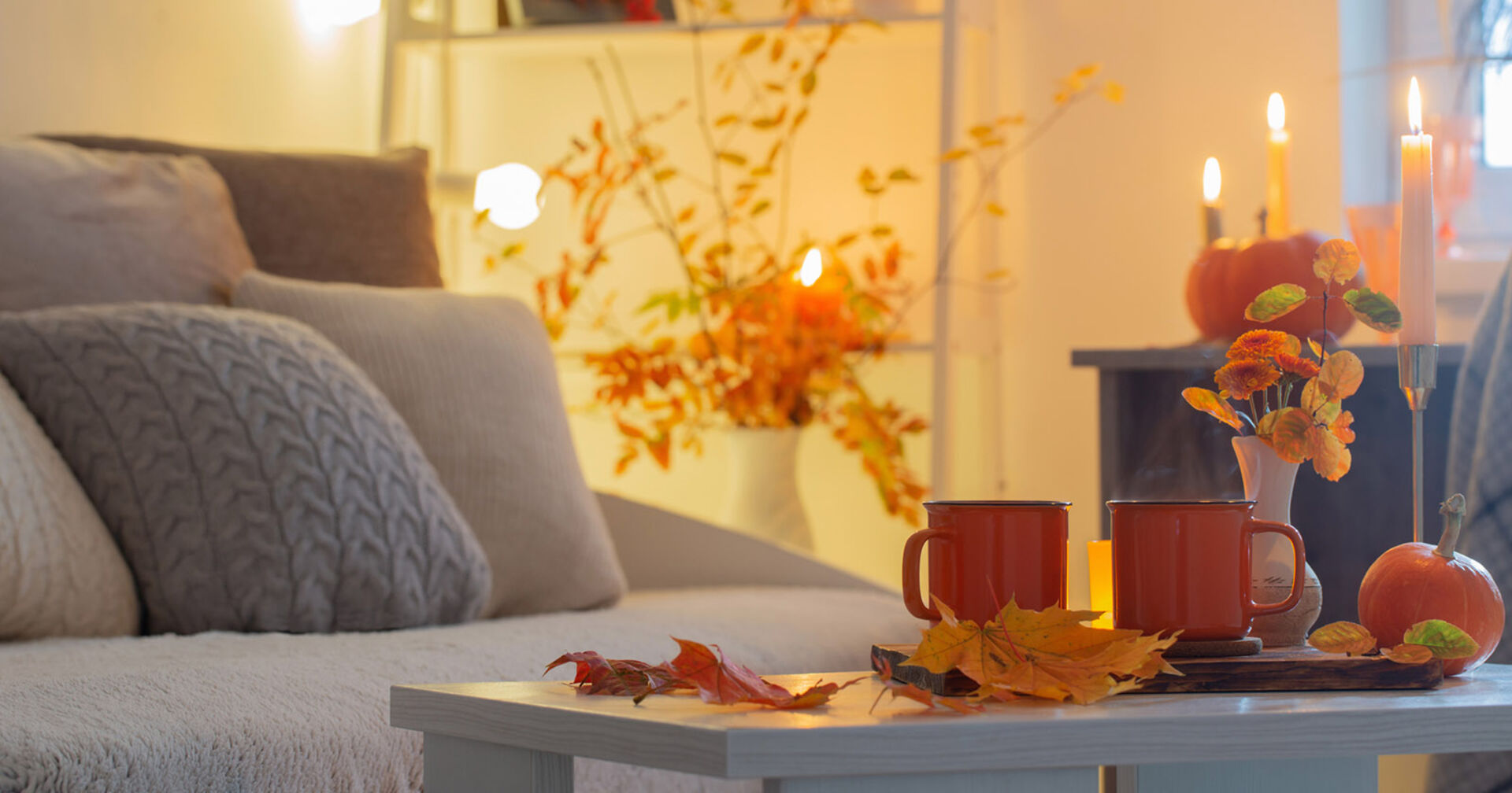 Couch mit Decke und Herbstdekoration | Credit: iStock.com/Maya23K