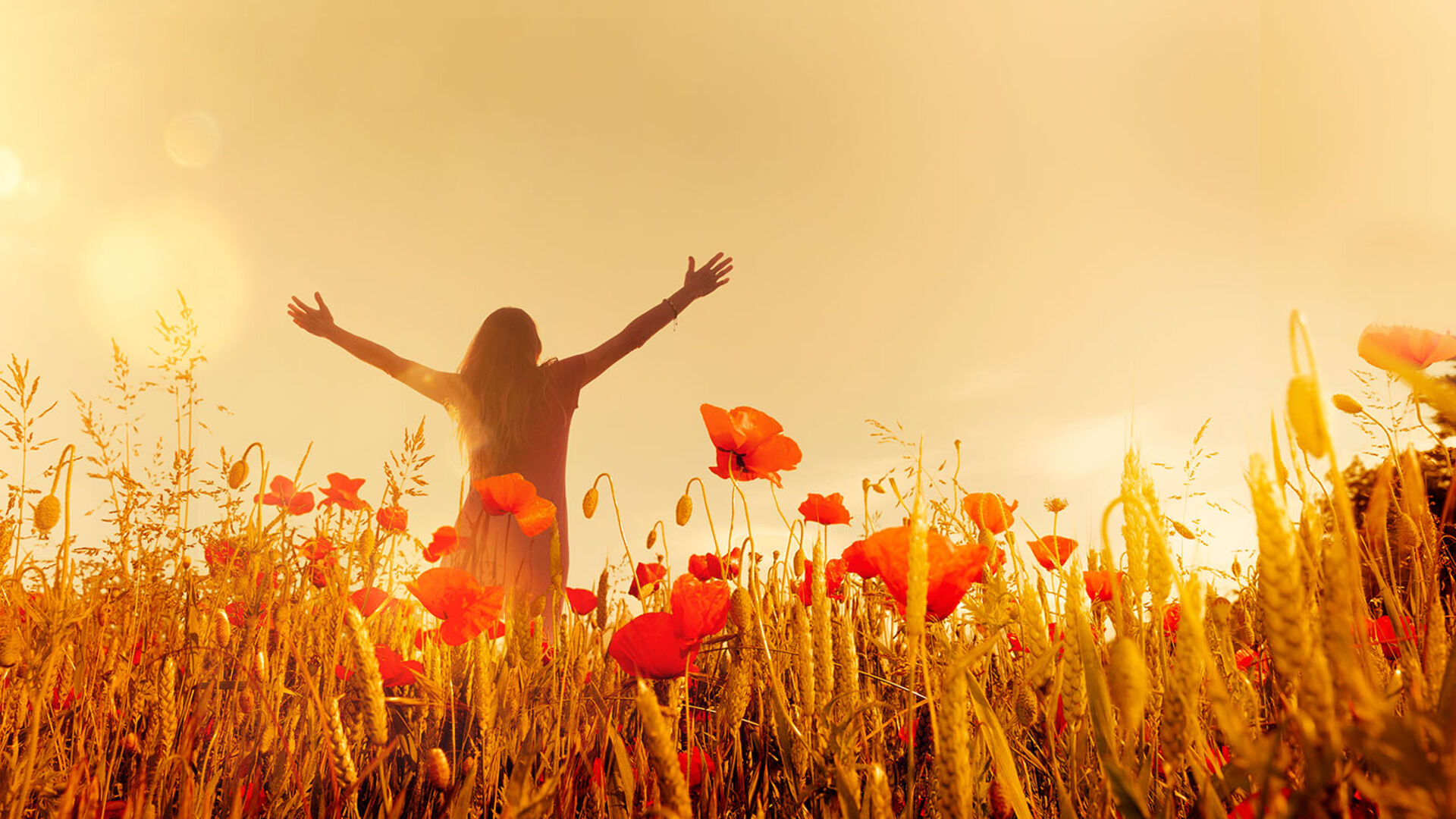 Frau steht im Sonnenlicht | Credit: iStock.com/by-studio