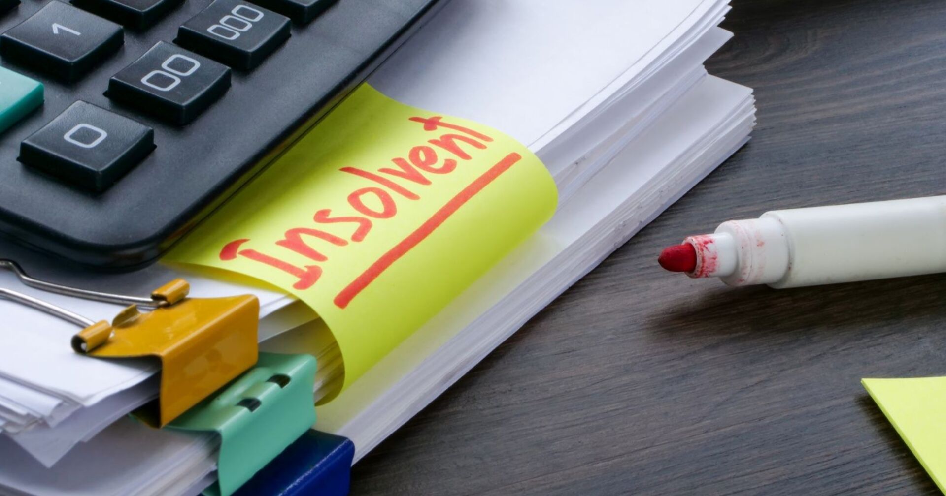 Stapel von Insolvenzdokumenten über Insolvenz und Insolvenzanmeldung