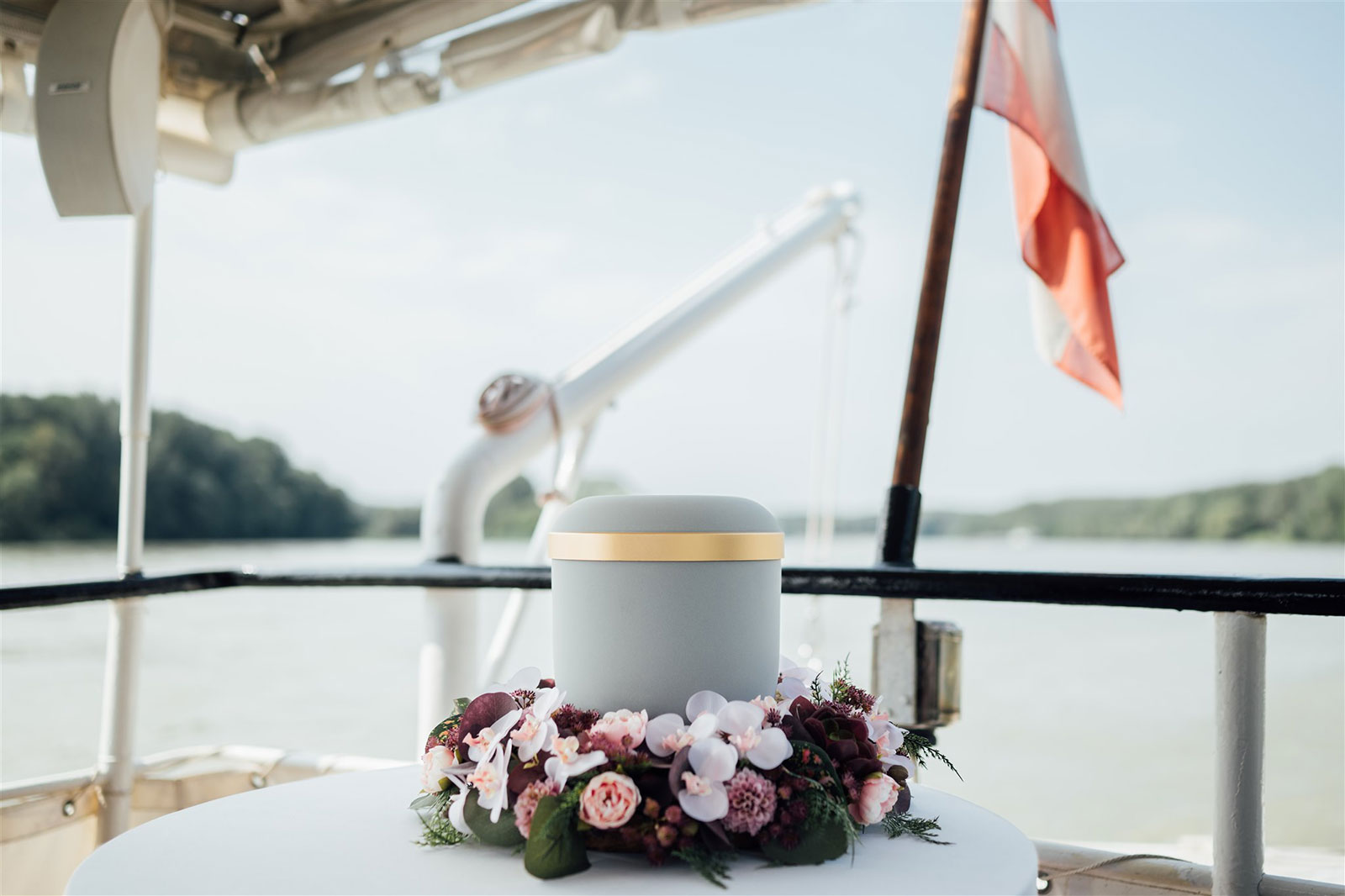 Schiff mit einer Urne an Deck für eine Bestattung in der Donau | Credit: Bestattung Himmelblau/Daniel Willinger