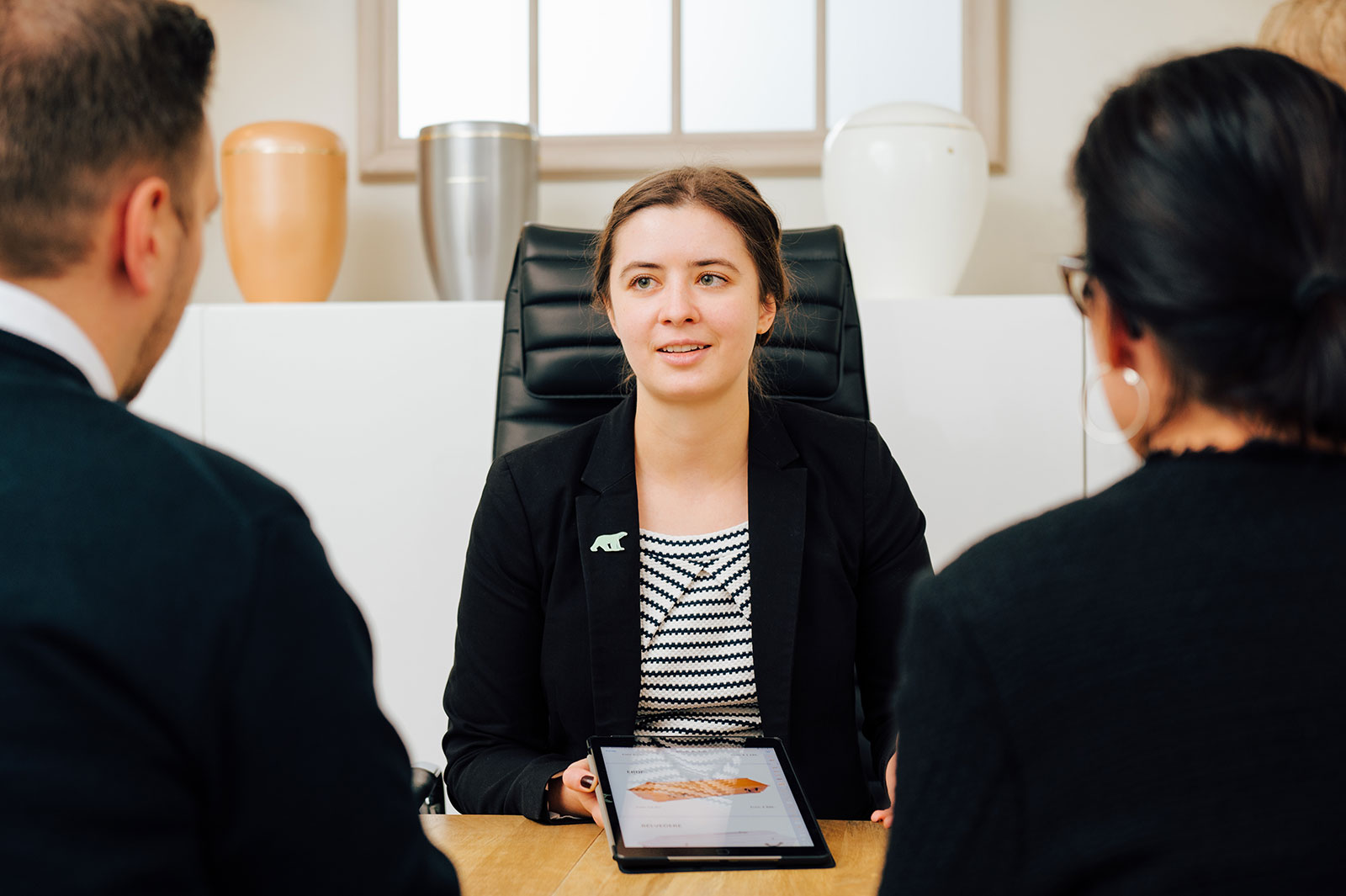 Mitarbeiterin eines Bestattungsunternehmens bei einem Beratungsgespräch mit trauernden Angehörigen | Credit: Bestattung Himmelblau/Daniel Willinger