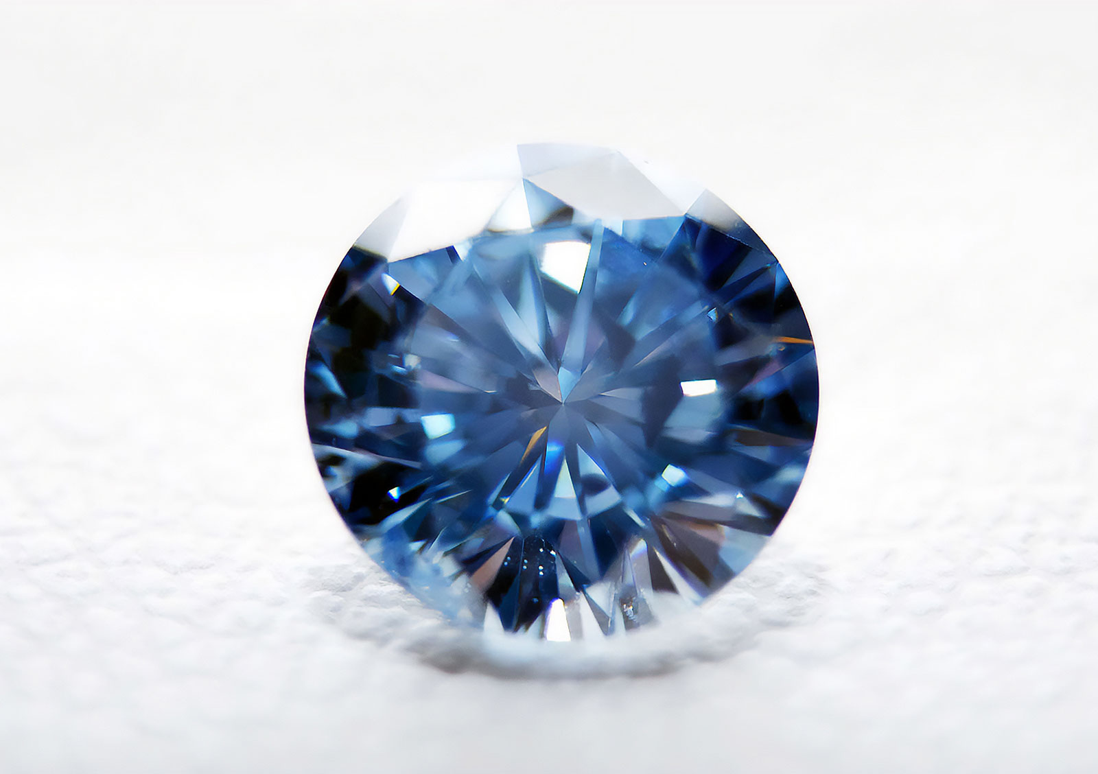 Blauer Edelstein | Credit: Algordanza