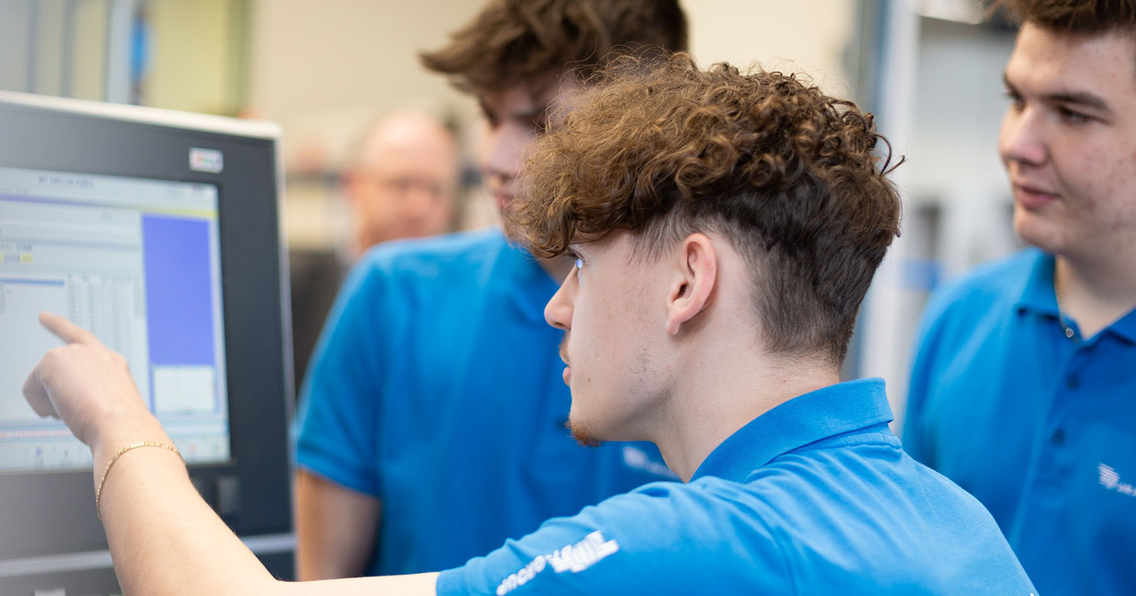 Gruppe junger Männer vor einem Computer | Credit: BT-Systems