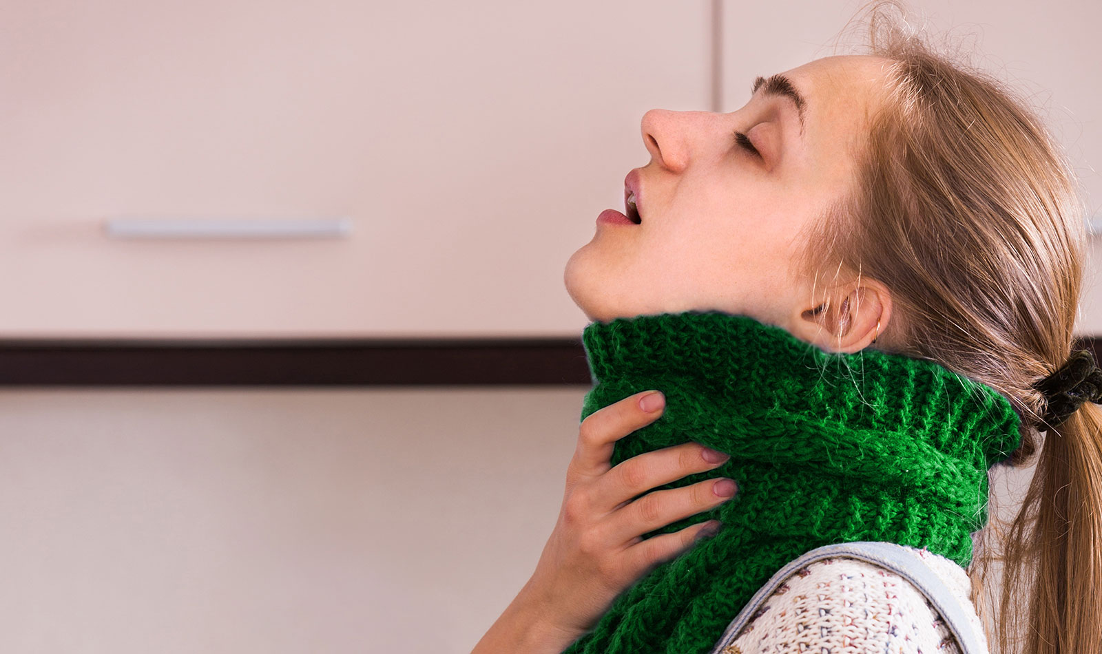 Junge Frau beim Gurgeln | Credit: GeloTonsil®