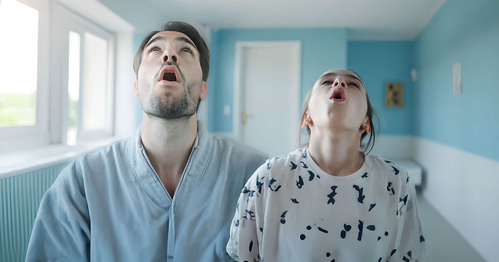 Junger Vater und seine kleine Tochter gurgeln miteinander | Credit: GeloTonsil®
