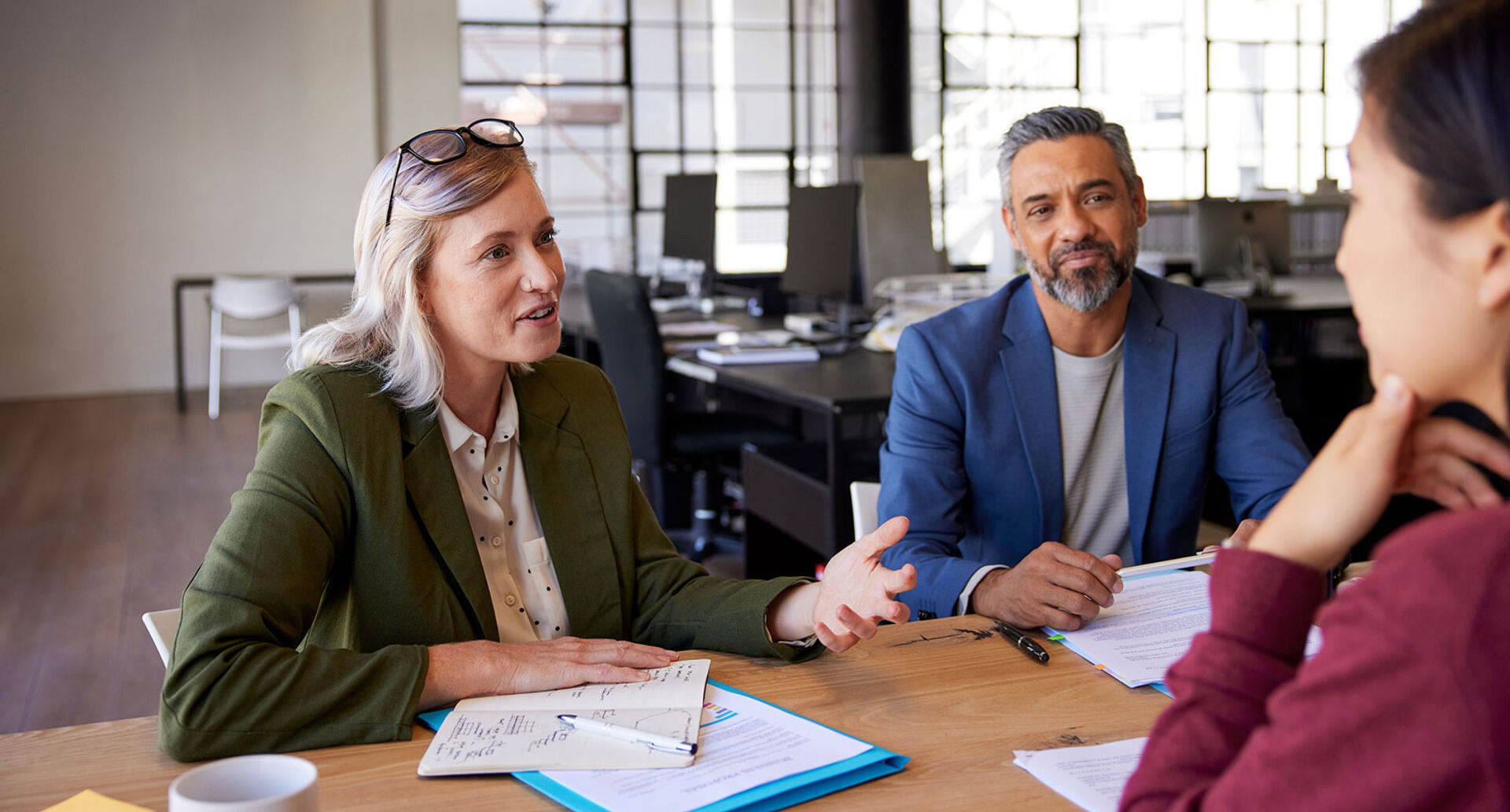 Teilnehmende eines Meetings | Credit: iStock.com/Ridofranz