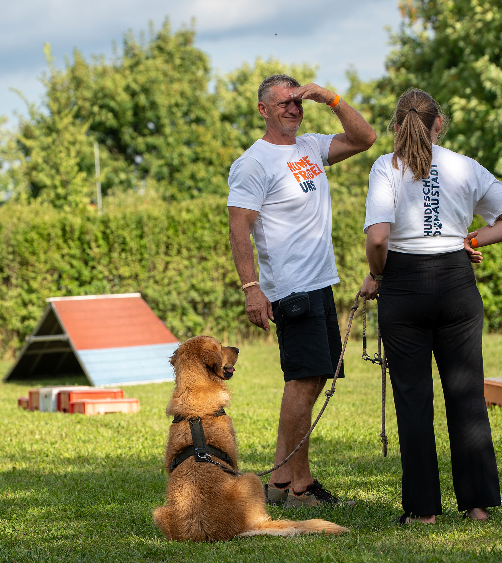 Hundetrainerin und Hundetrainer bei der Arbeit | Credit: Hundeschule Donaustadt