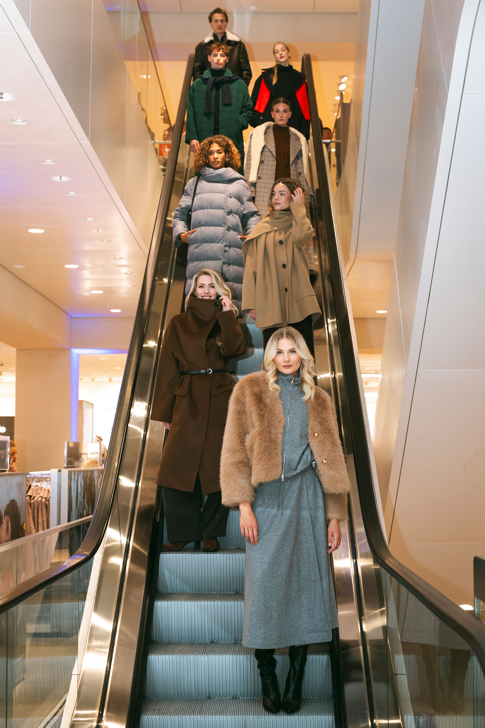 Models präsentieren auf einer Rolltreppe die neuesten Fashion Trends | Credit: Peek &amp; Cloppenburg/Katharina Schiffl