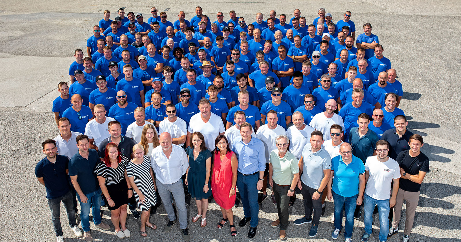 Das Team von Priesner Bau posiert für ein Gruppenfoto | Credit: Priesner Bau