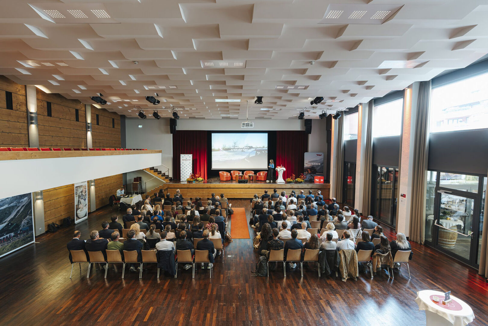 Veranstaltung in einem großen Saal mit vielen Gästen | Credit: Tirol Werbung/Stefan Ringler Photography