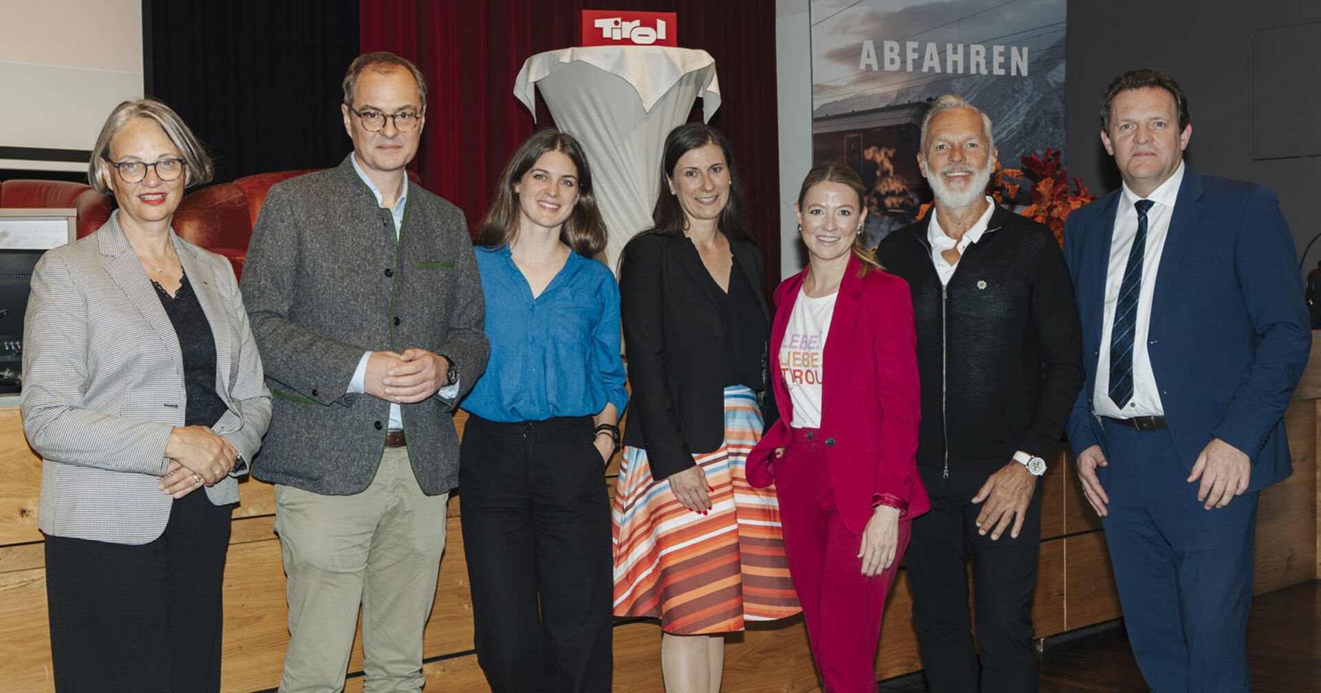 Gruppe von Frauen und Männern posiert für ein Foto | Credit: Tirol Werbung/Stefan Ringler Photography