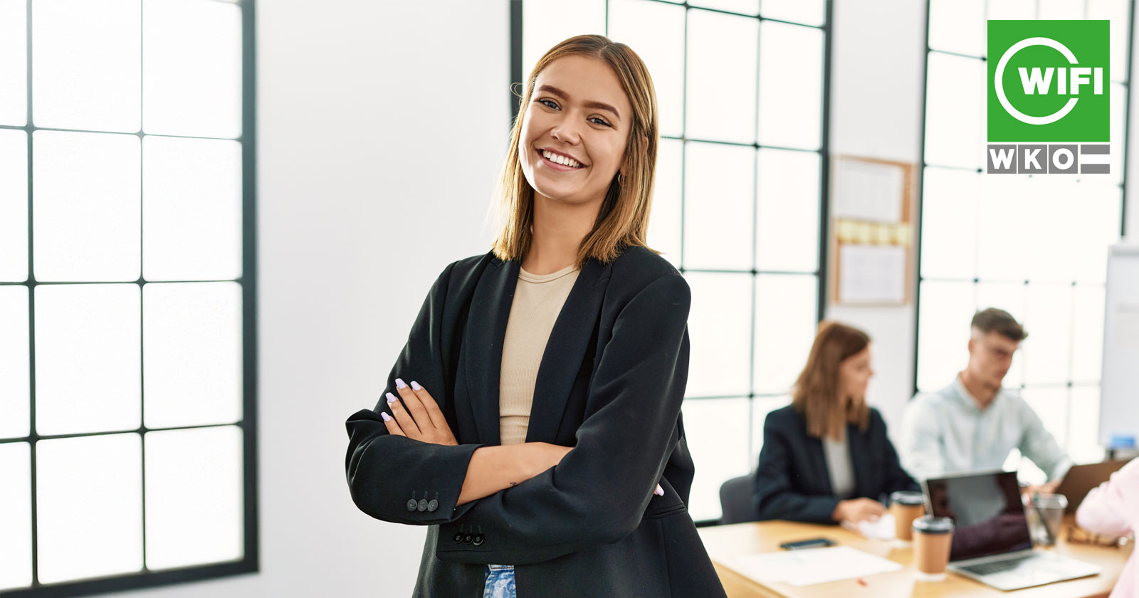 Junge, gut gelaunte Mitarbeiterin eines Unternehmens | Credit: WIFI OÖ