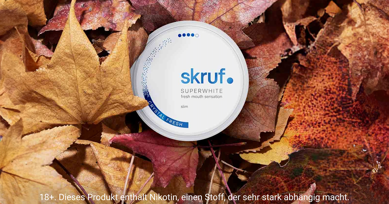 Eine weiße Dose skruf Superwhite vor herbstlicher Kulisse | Credit: skruf
