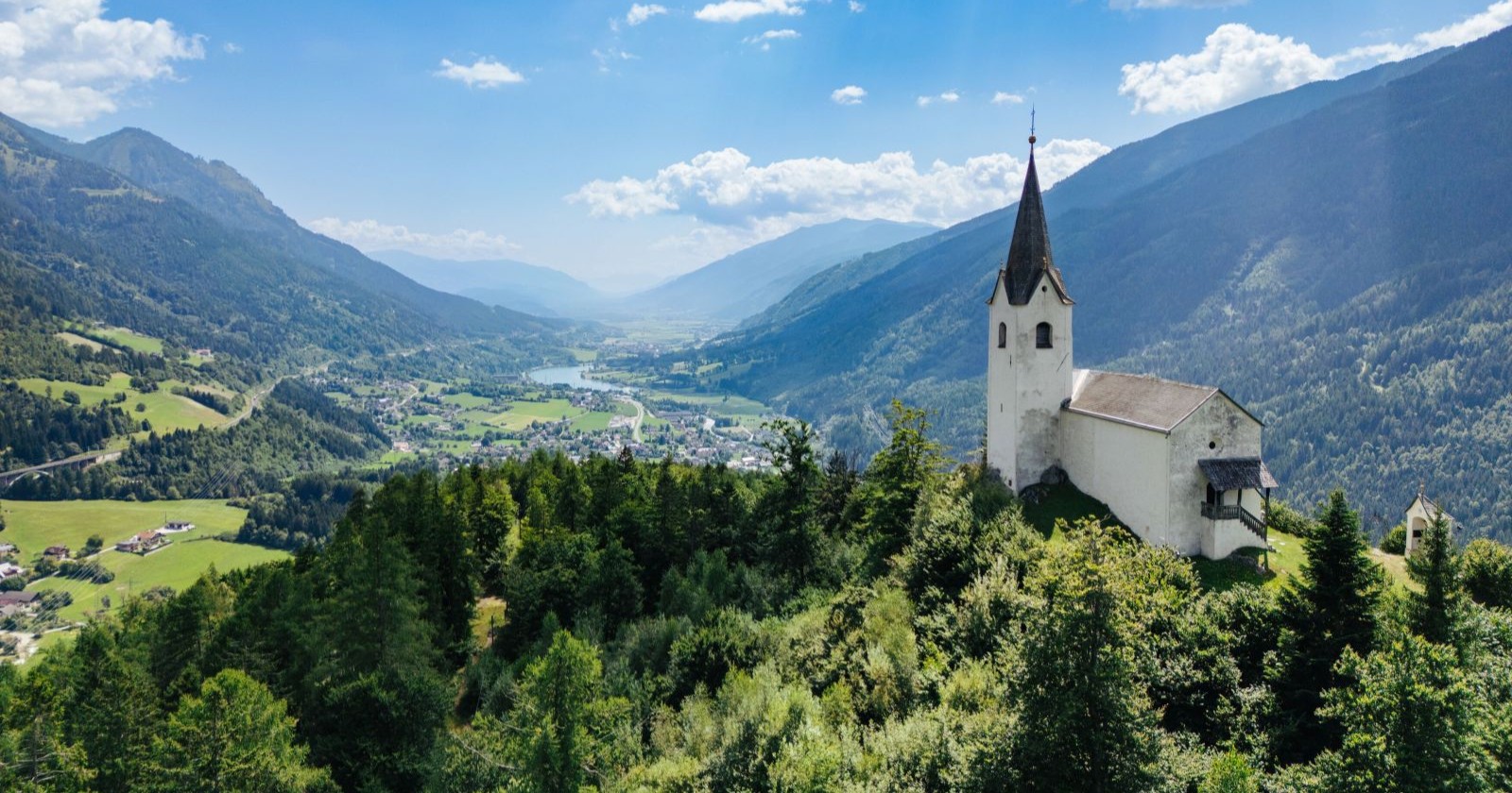 Blick auf die Kirche Danielsberg vor strahlend blauem Himmel, Luftaufnahme