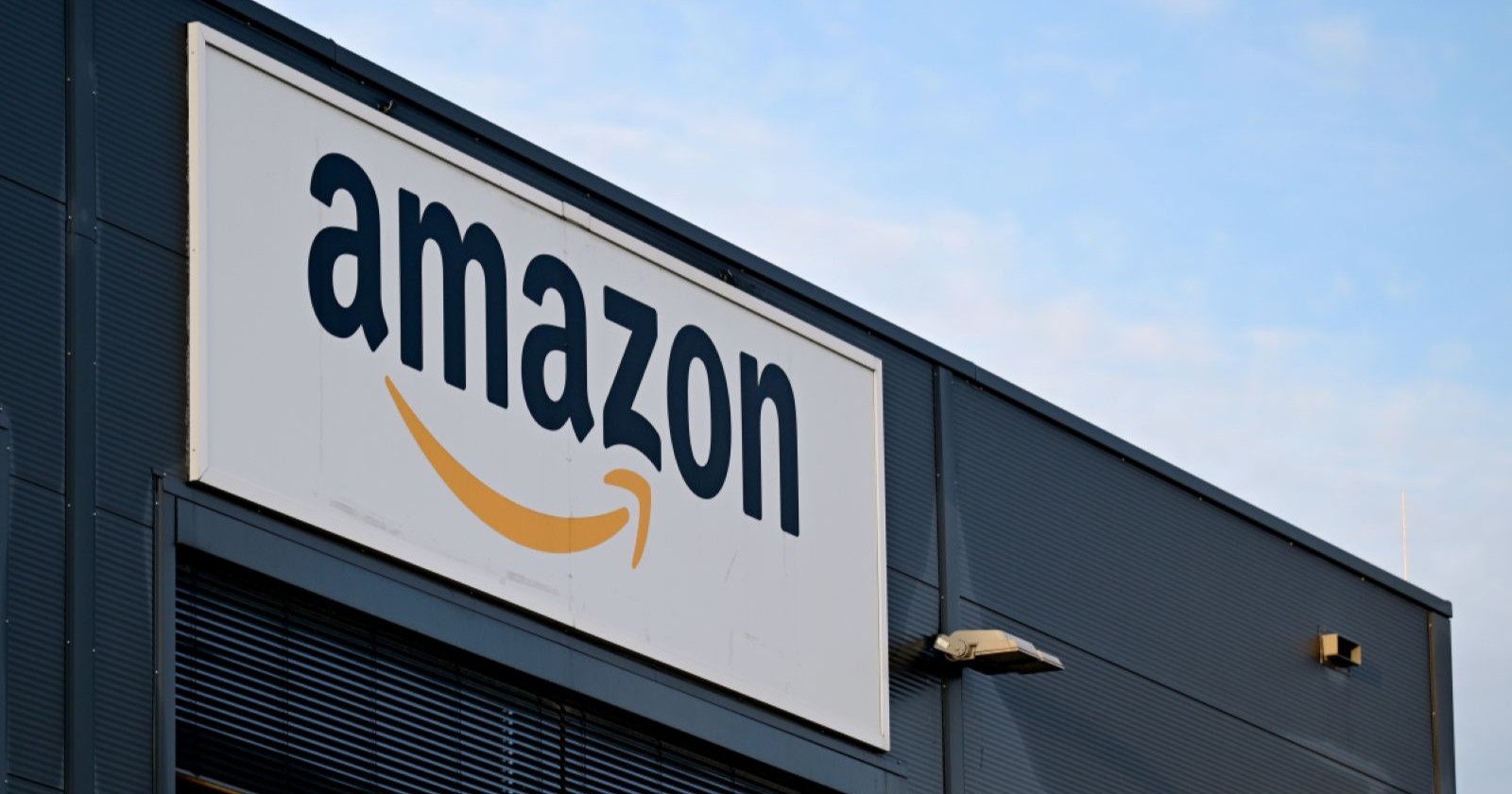 Amazon Logo auf Firma