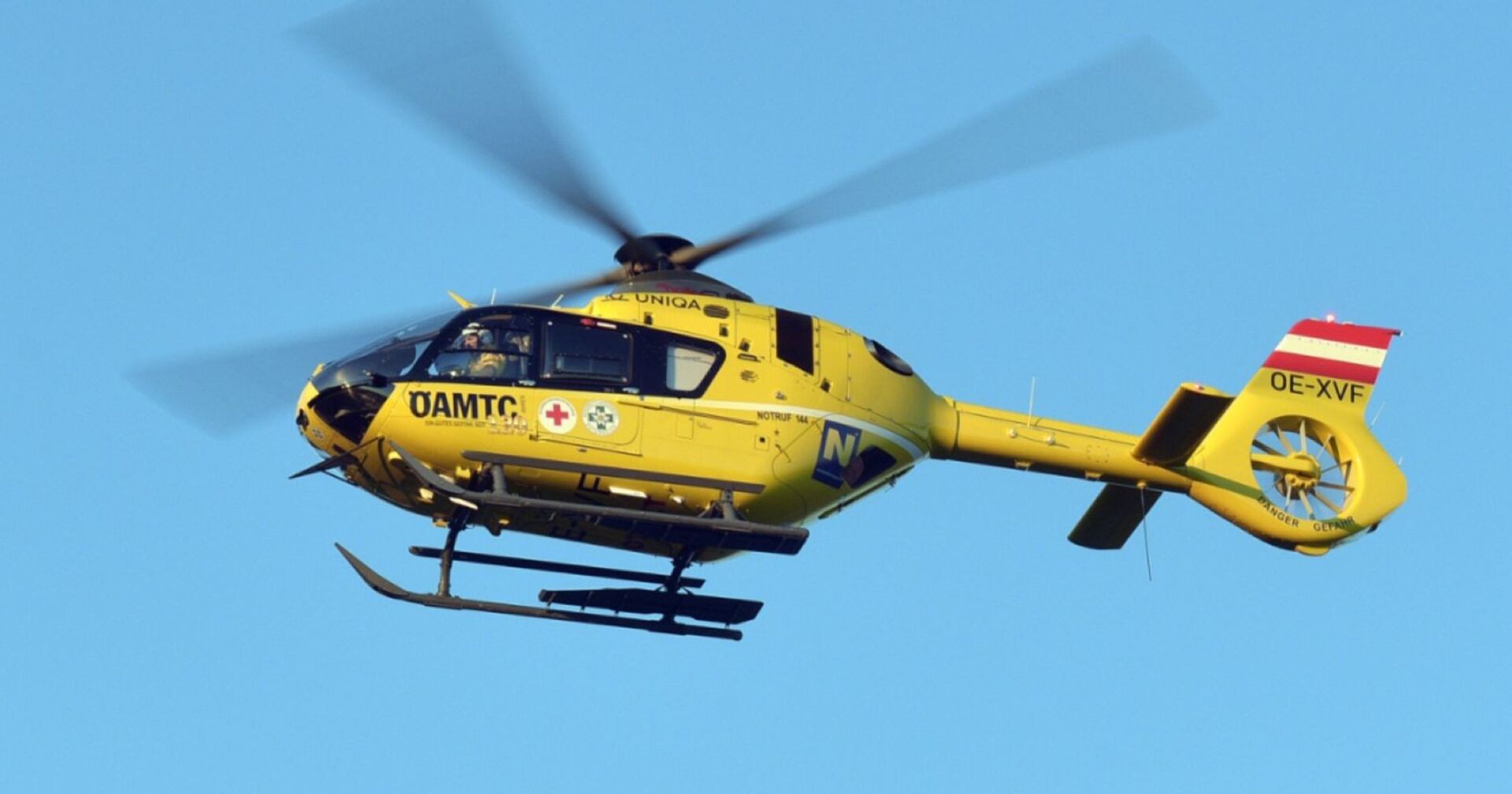 Ein Hubschrauber fliegt