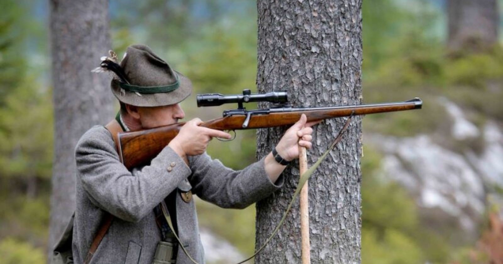 Jäger mit Waffe im Wald