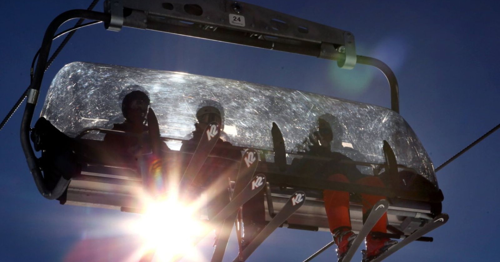 Menschen in einem Skilift