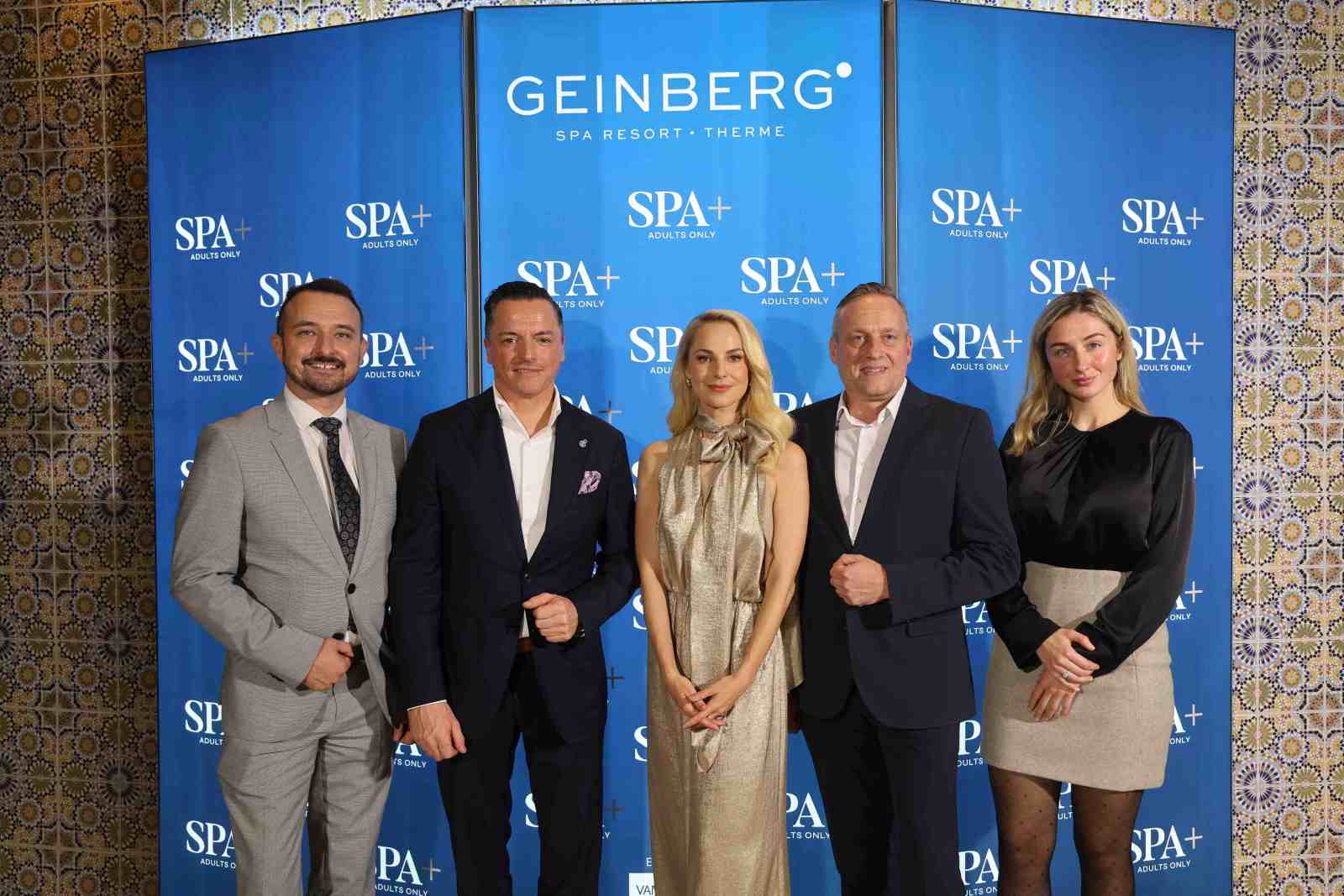 Gruppenfoto beim Pre-Opening des neuen SPAplus im Spa Resort Geinberg vor der blauen Geinberg-Fotowand.