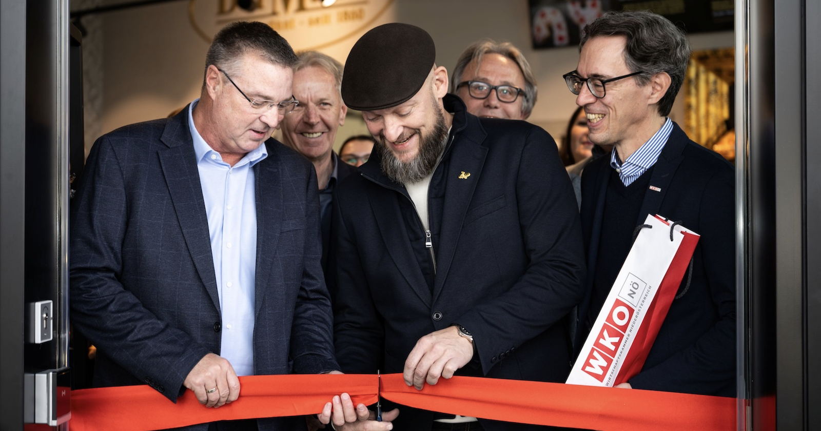 Gruppe durchschneidet Band