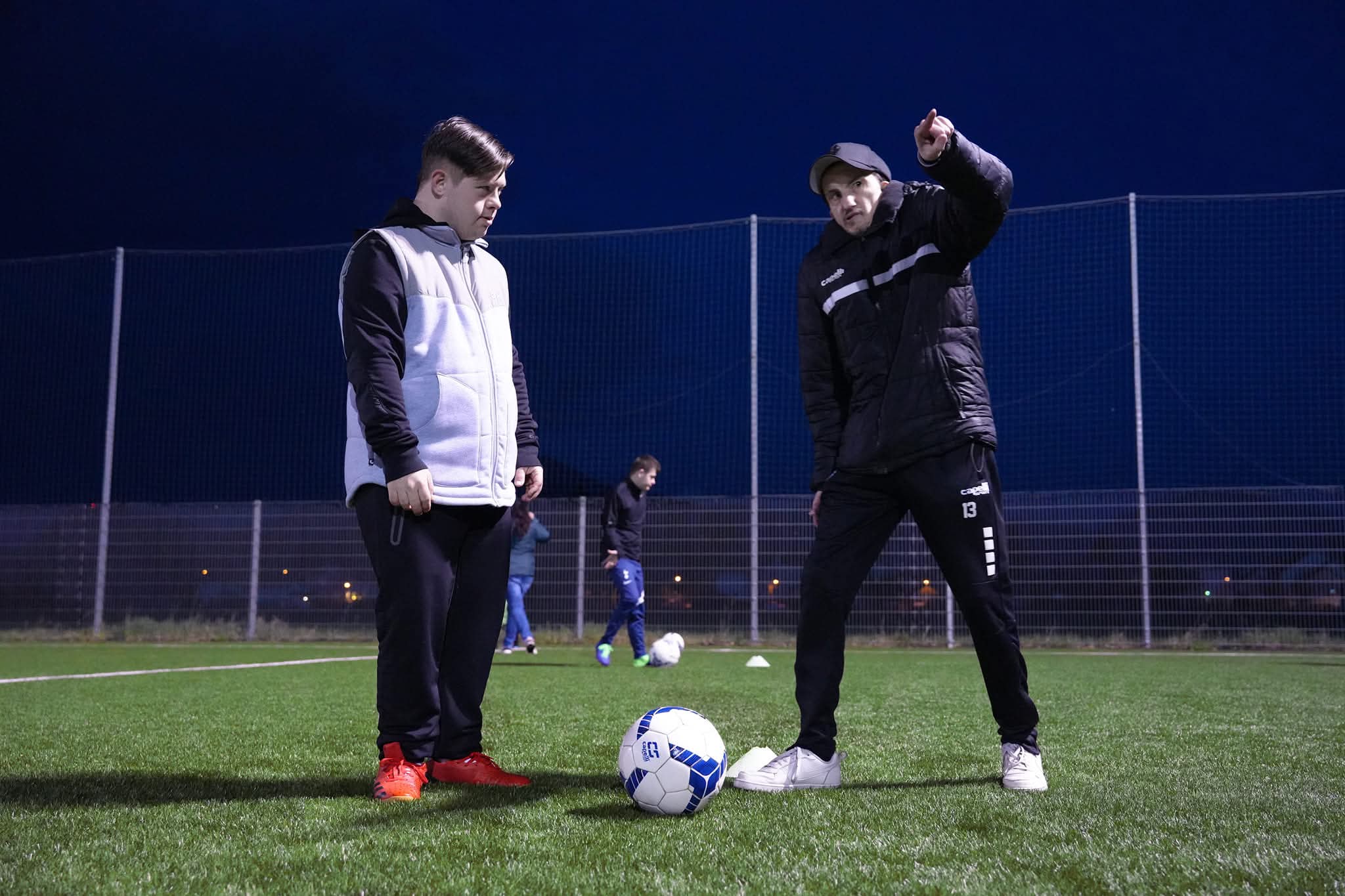 Initiator Haris Borozni leitet das Training mit großem Engagement und Herz.