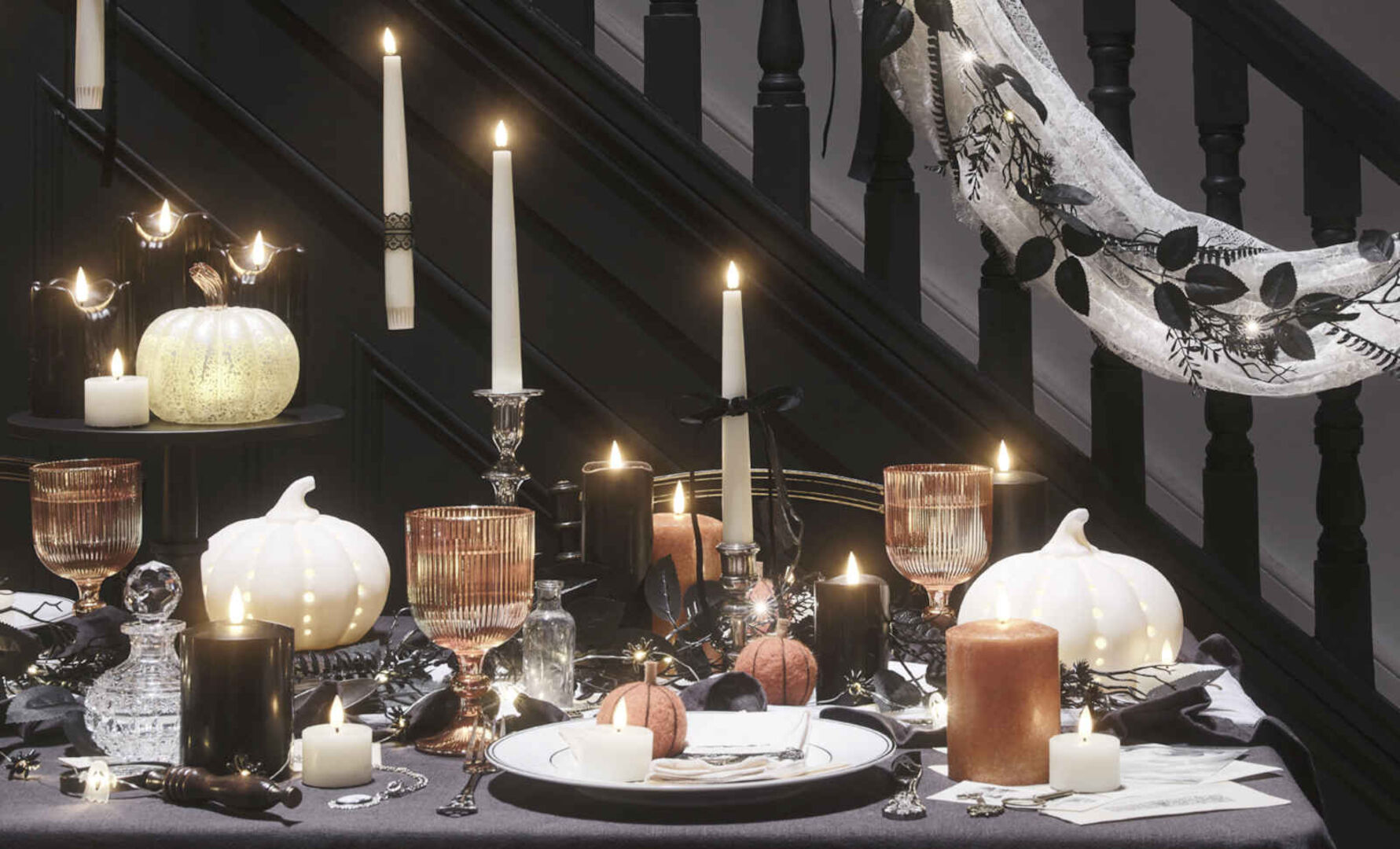 Gruselige Deko auf einem Tisch