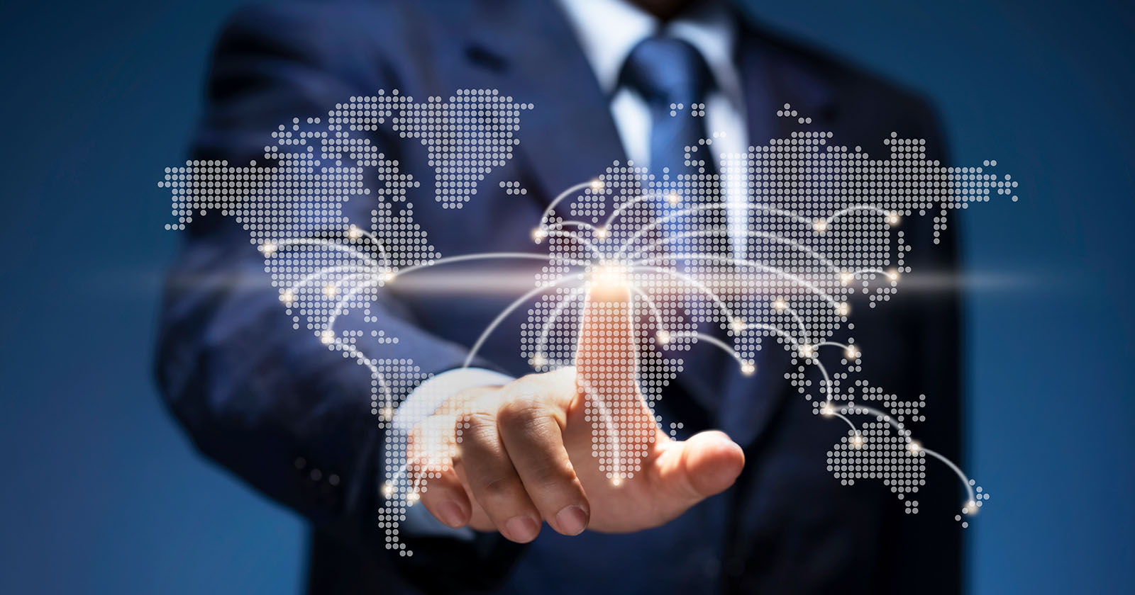 Geschäftsmann berührt Verbindungspunkt der Stadtverbindung auf der Weltkarte. Mann drückt Knopf auf virtuellem Bildschirm der Erde, um Start, Geschäftsplan, Kommunikation, Technologie, globales Netzwerk und Internetkonzept anzuzeigen.