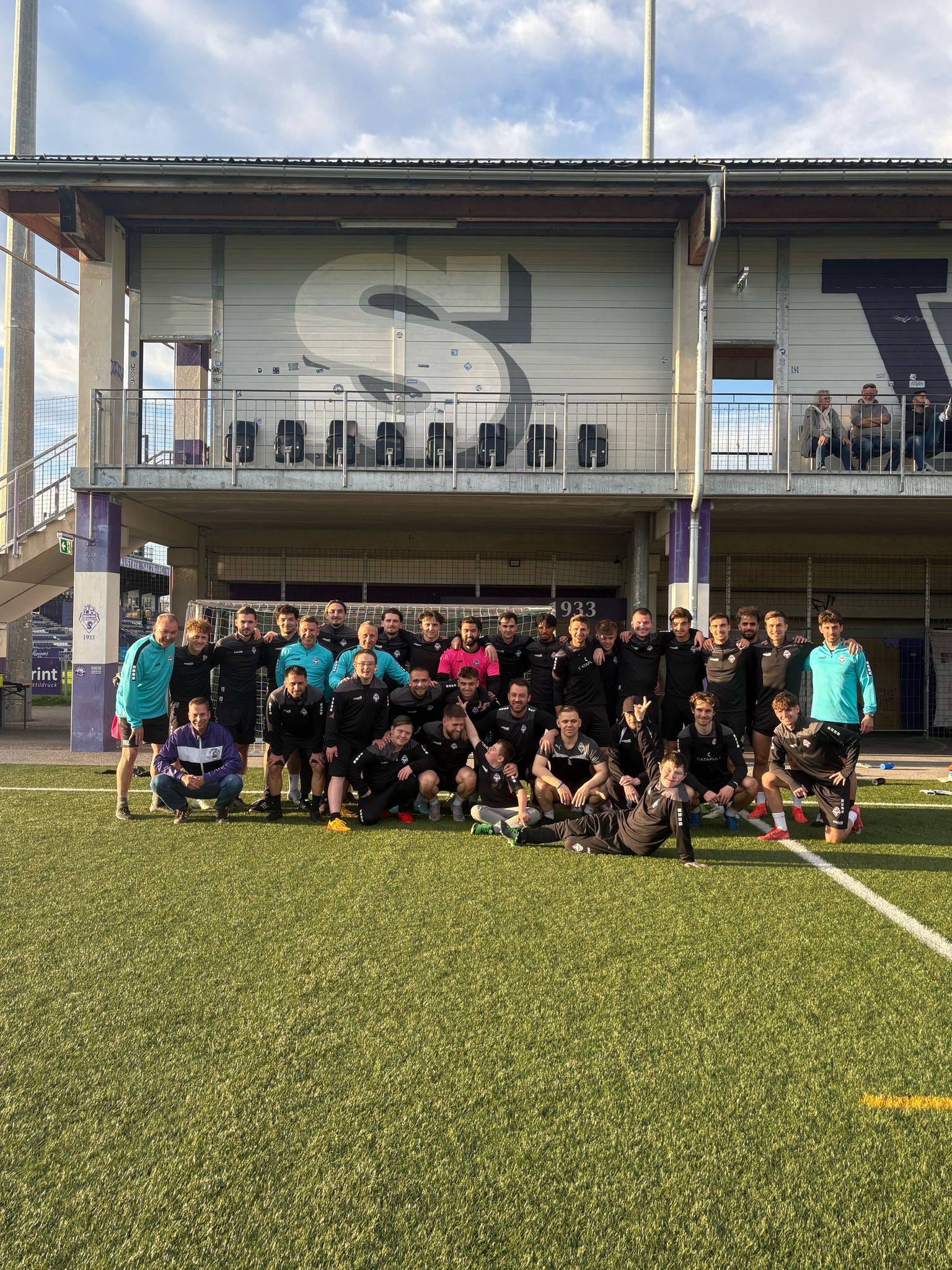 Das Special Needs Team der Austria Salzburg gemeinsam mit Spielern der Kampfmannschaft.
