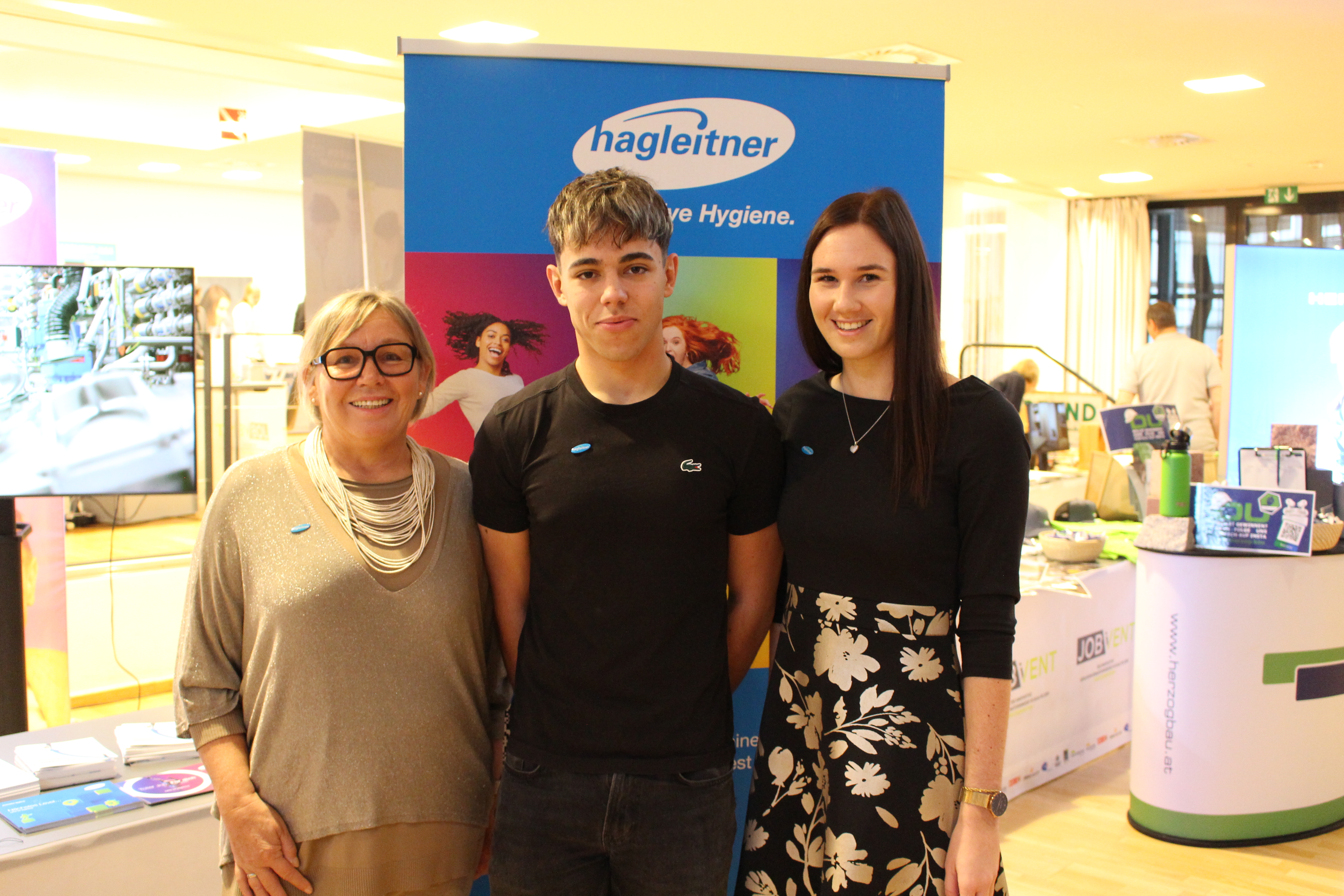 Am Stand von Hagleitner Hygiene International, Zell am See: Brigitte Breitfuss, Matija Saric und Lisa Gotthardt (v. li.).