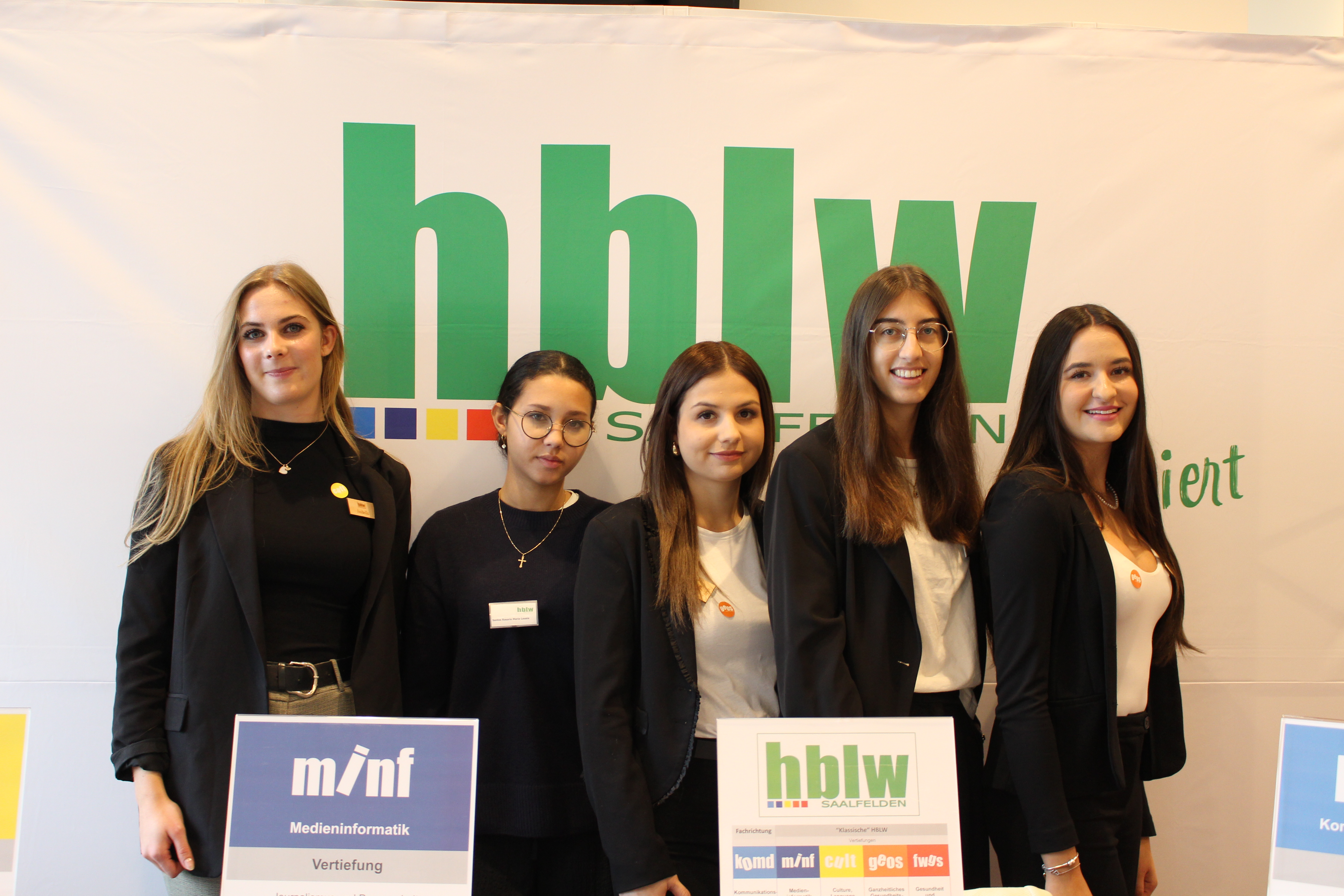HBLW Saalfelden: Isabella Resch, Maria Louisa Santos Rosario, Loren Egger, Emely Miesl und Lisa Voithofer präsentierten die Ausbildungsmöglichkeiten (v. li).