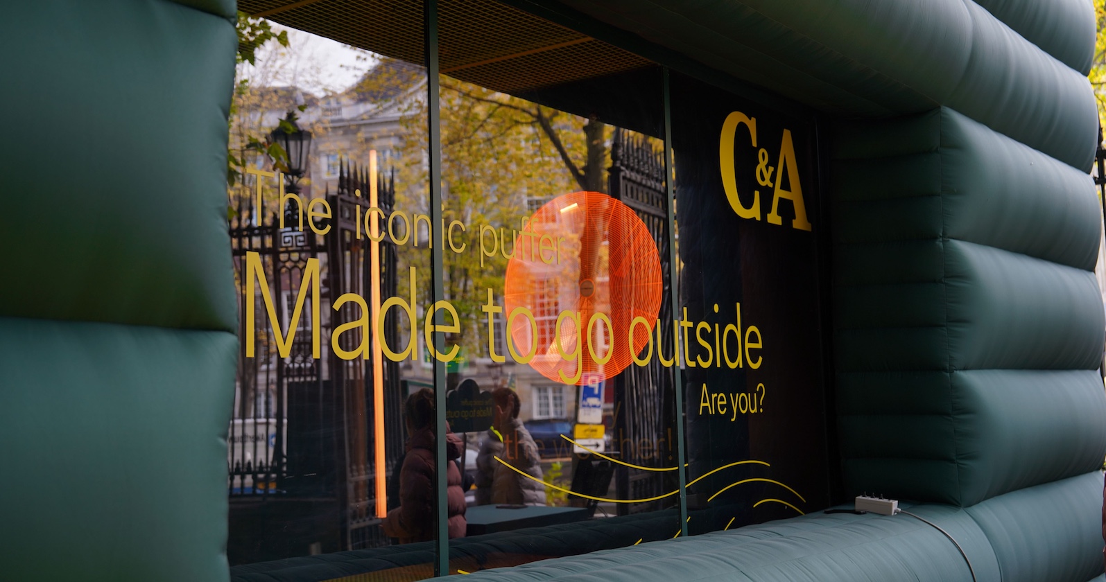 Eingang mit Steppjacken-Deko