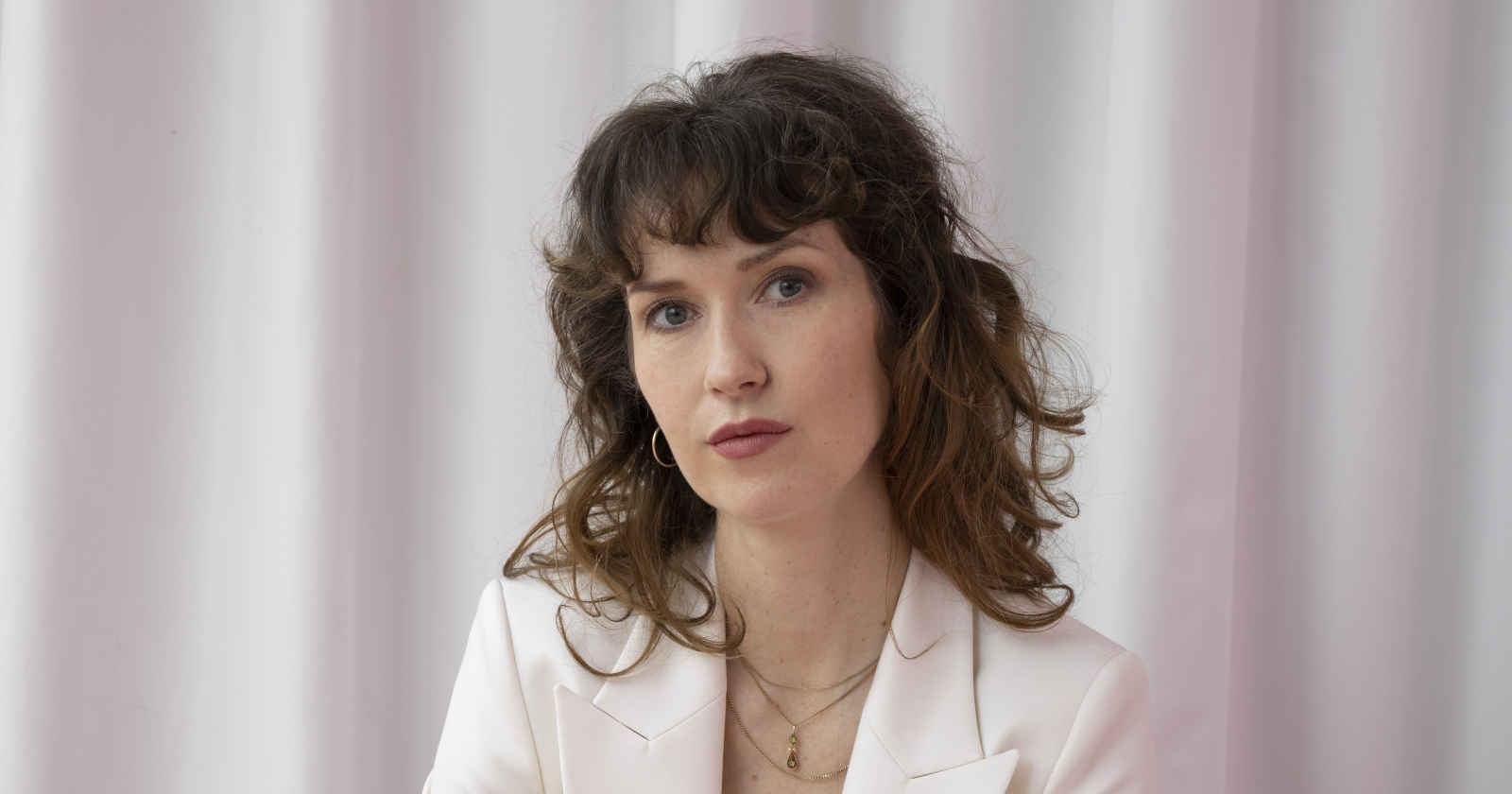 Eine Frau lächelt in die Kamera