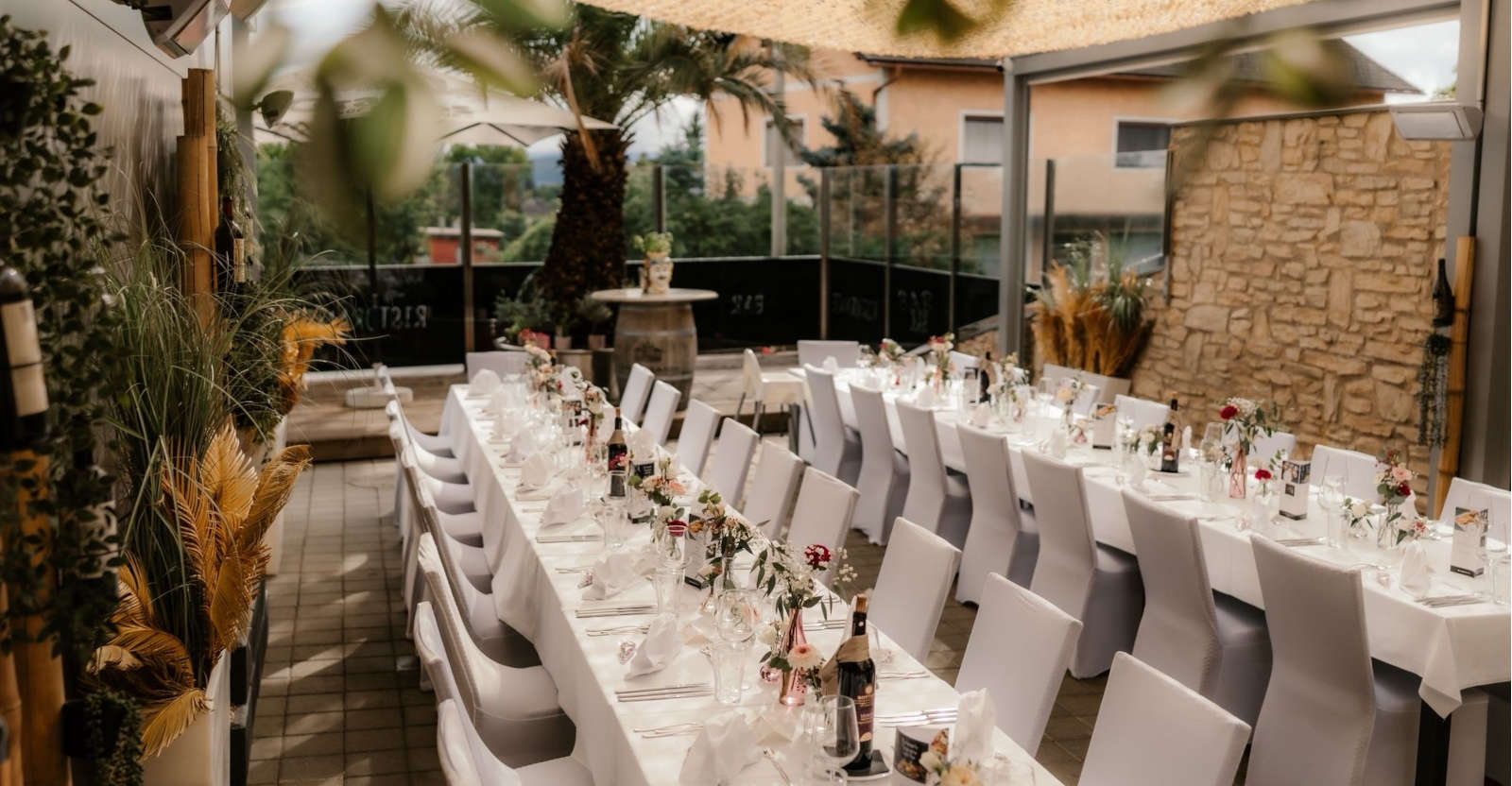 Tischtafel geschmückt für eine Hochzeit