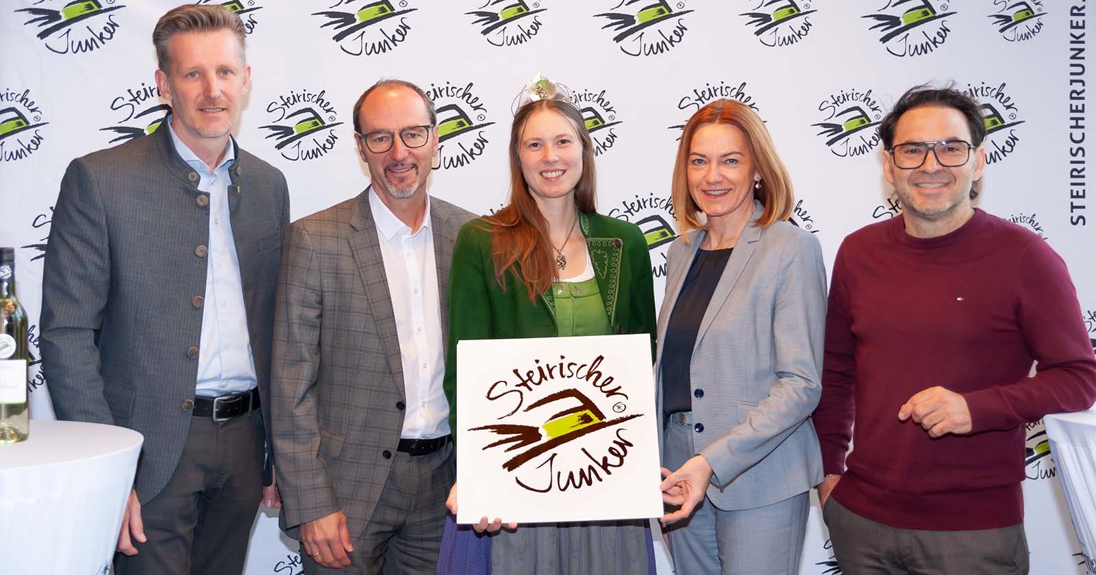 Martin Palz/Geschäftsführer Wein Steiermark, Michael Gradischnig/Leiter Werbung Steiermärkische Sparkasse, Weinhoheit Magdalena Niederl, Landesrätin Simone Schmiedtbauer, Stefan Potzinger/Obmann Wein Steiermark im Rahmen der Präsentation des Steirischen Junkers 2025