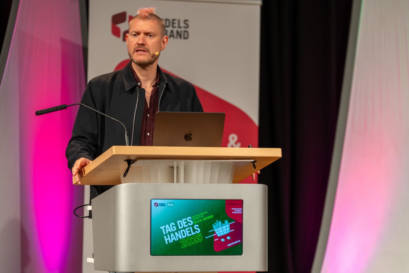 Porträt am Rednerpult