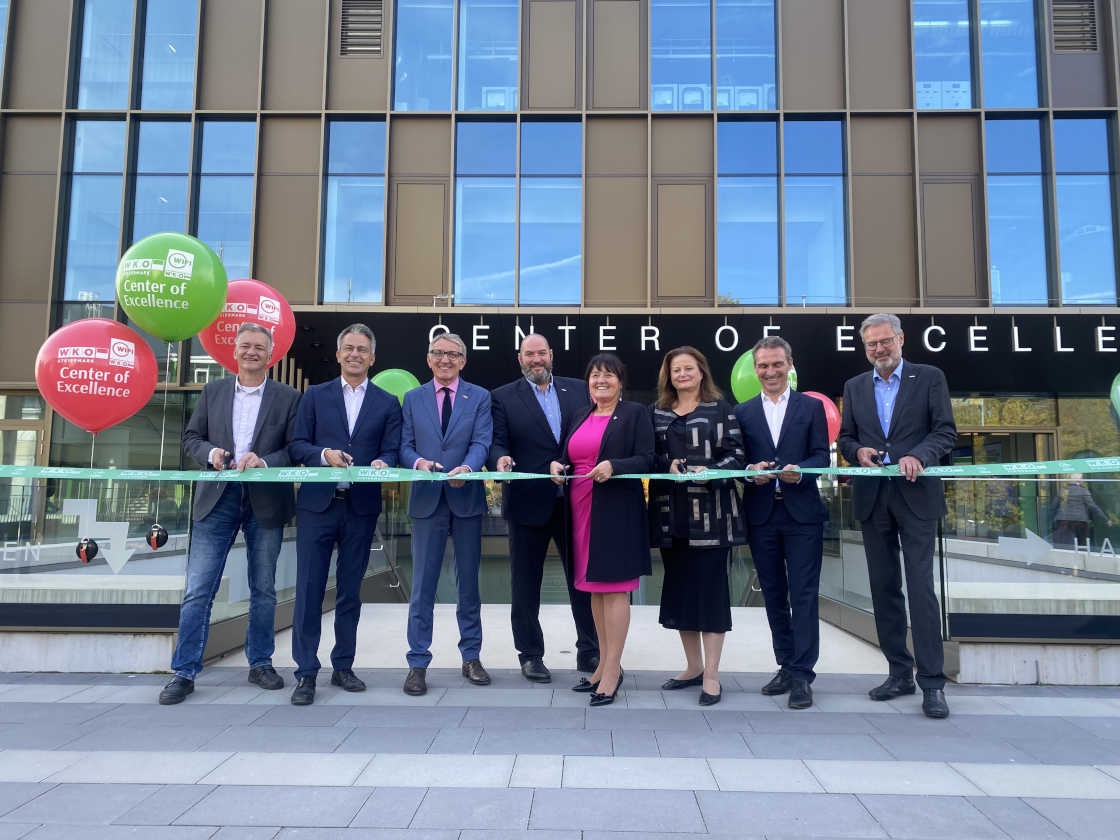 Menschen vor dem Center of Excellence