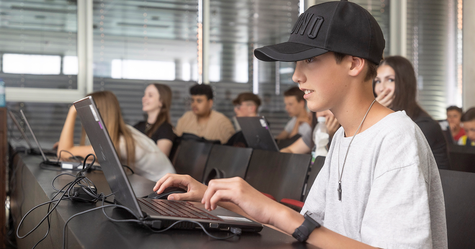 Junge sitzt vor Notebook | Credit: Kolarik Andreas