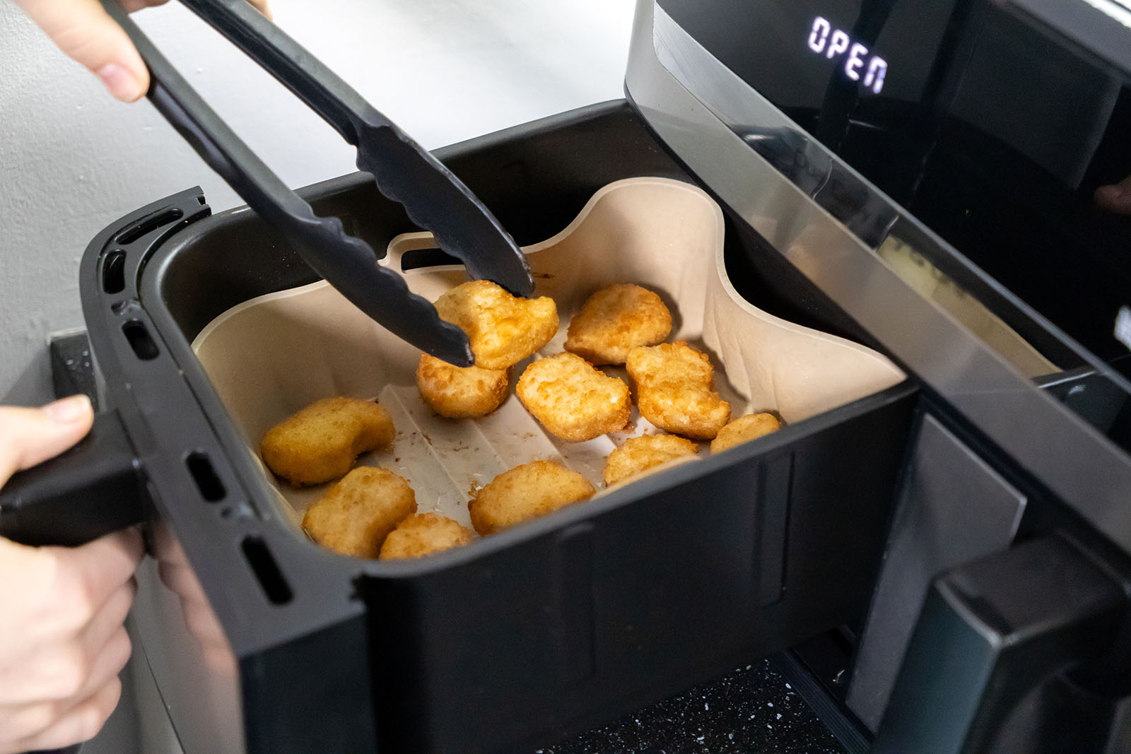 Nuggets im Airfryer | Credit: iStock.com/Alina Vytiuk