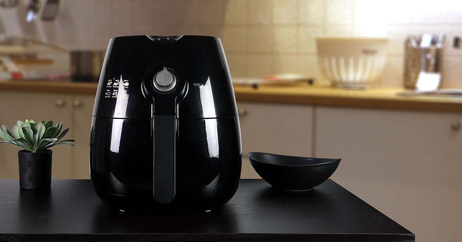 Airfryer steht in der Küche | Credit: iStock.com/Sutthisak Tosriprasert