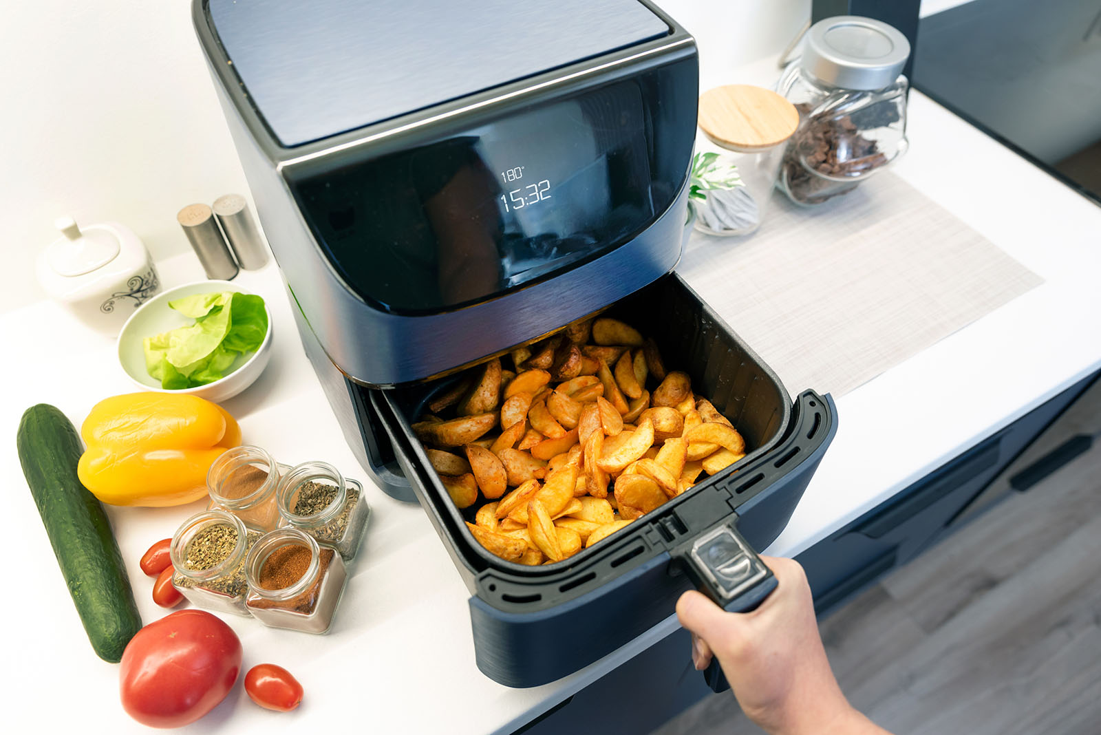 Pommes im Airfryer | Credit: iStock.com/simpson33