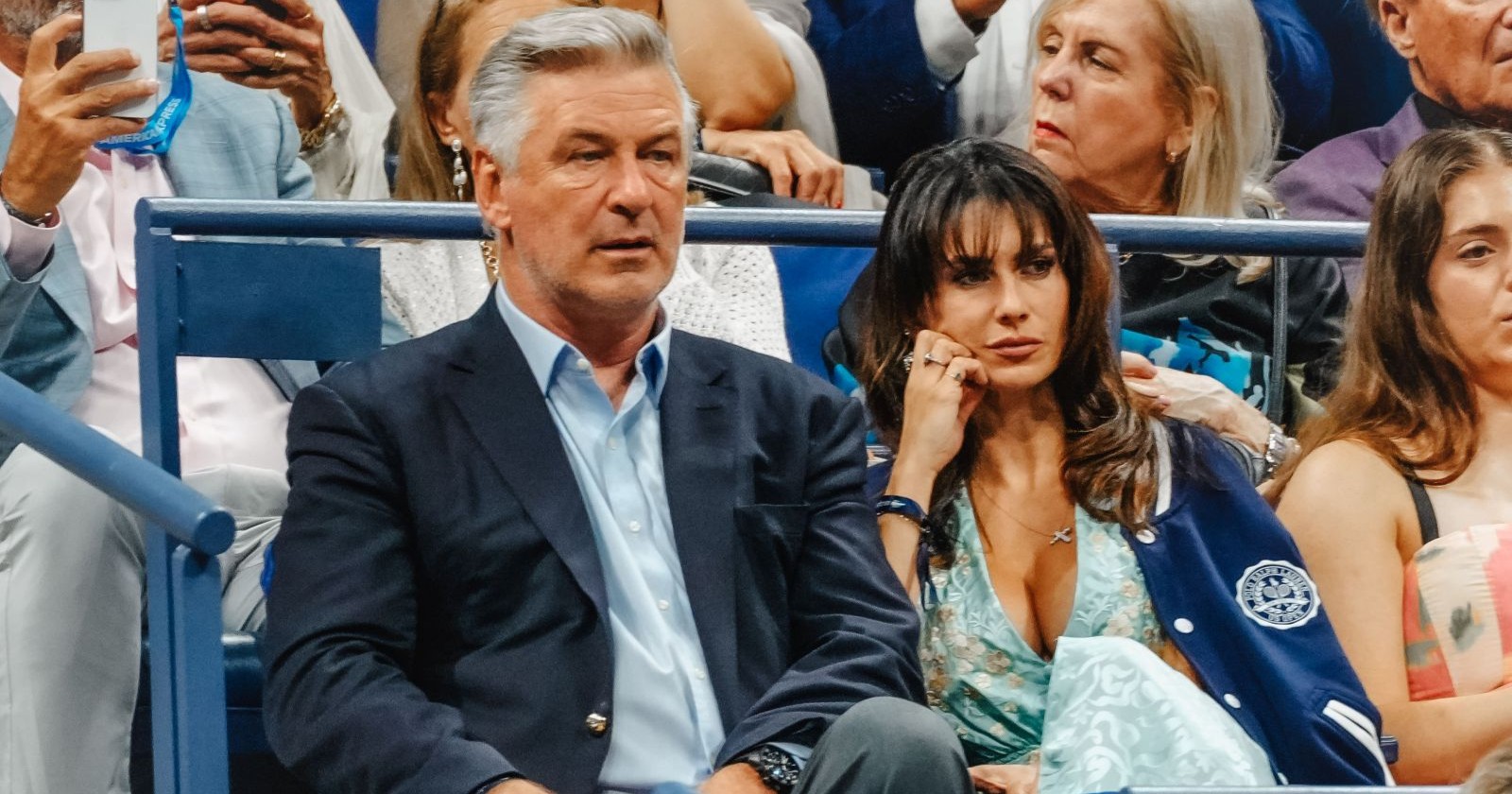 Alec Baldwin mit seiner Frau Hilaria auf der Tribüne sitzend während dem Tennisturnier US-Ppen