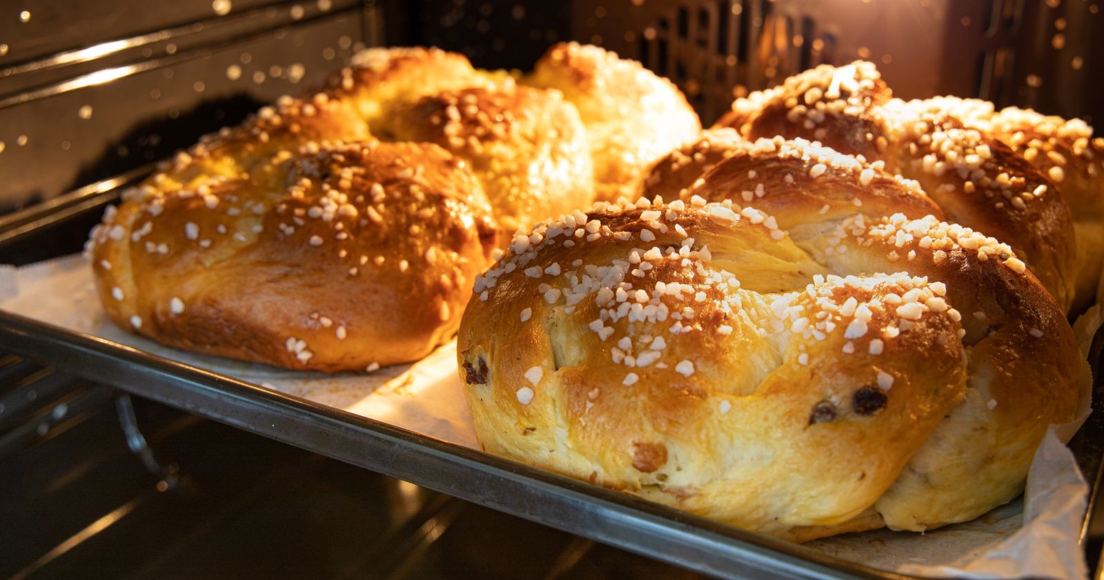 2 Allerheiligenstriezel auf Blech und Papier stehen im offenen Ofen bereit