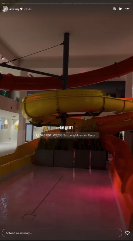 Eine Rutsche im Wasser