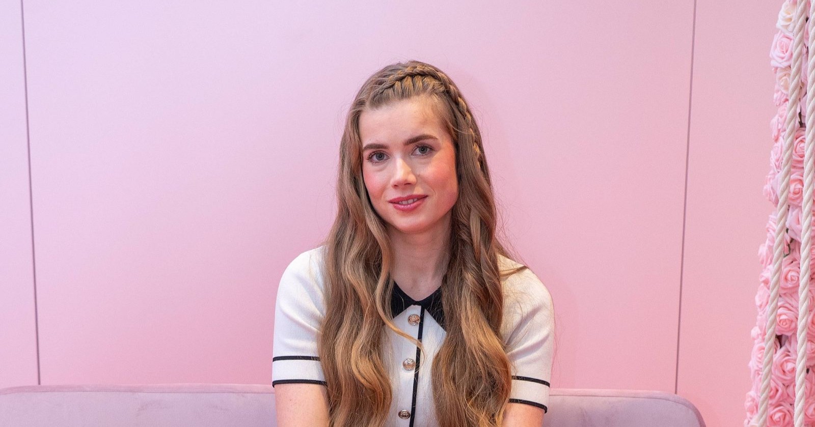 Anna Strigl auf einer Bank