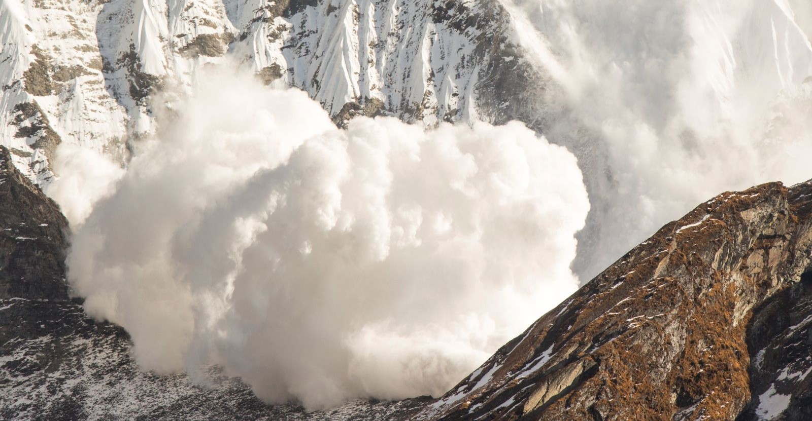 Gewaltige Schneewolke am Annapurna im Himalaya, ausgelöst durch eine Lawine.